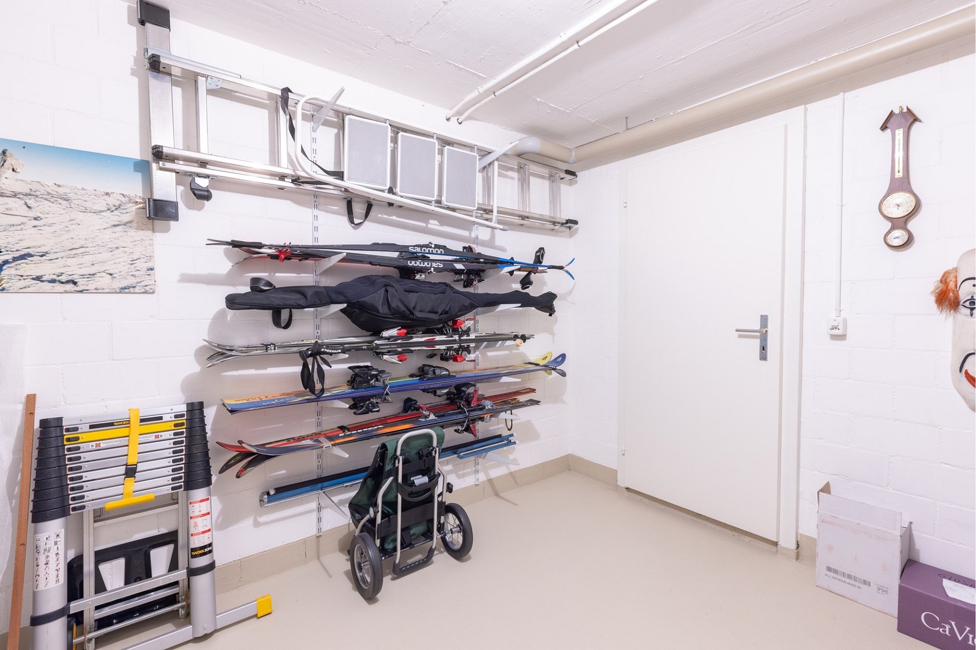 Skiraum mit Skiwandhalterung