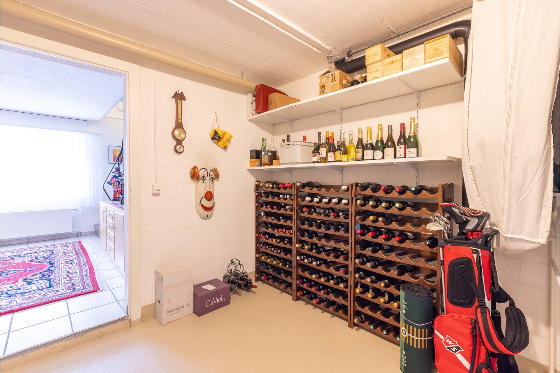 Weinkeller bzw. Abstellraum mit Weinregalen