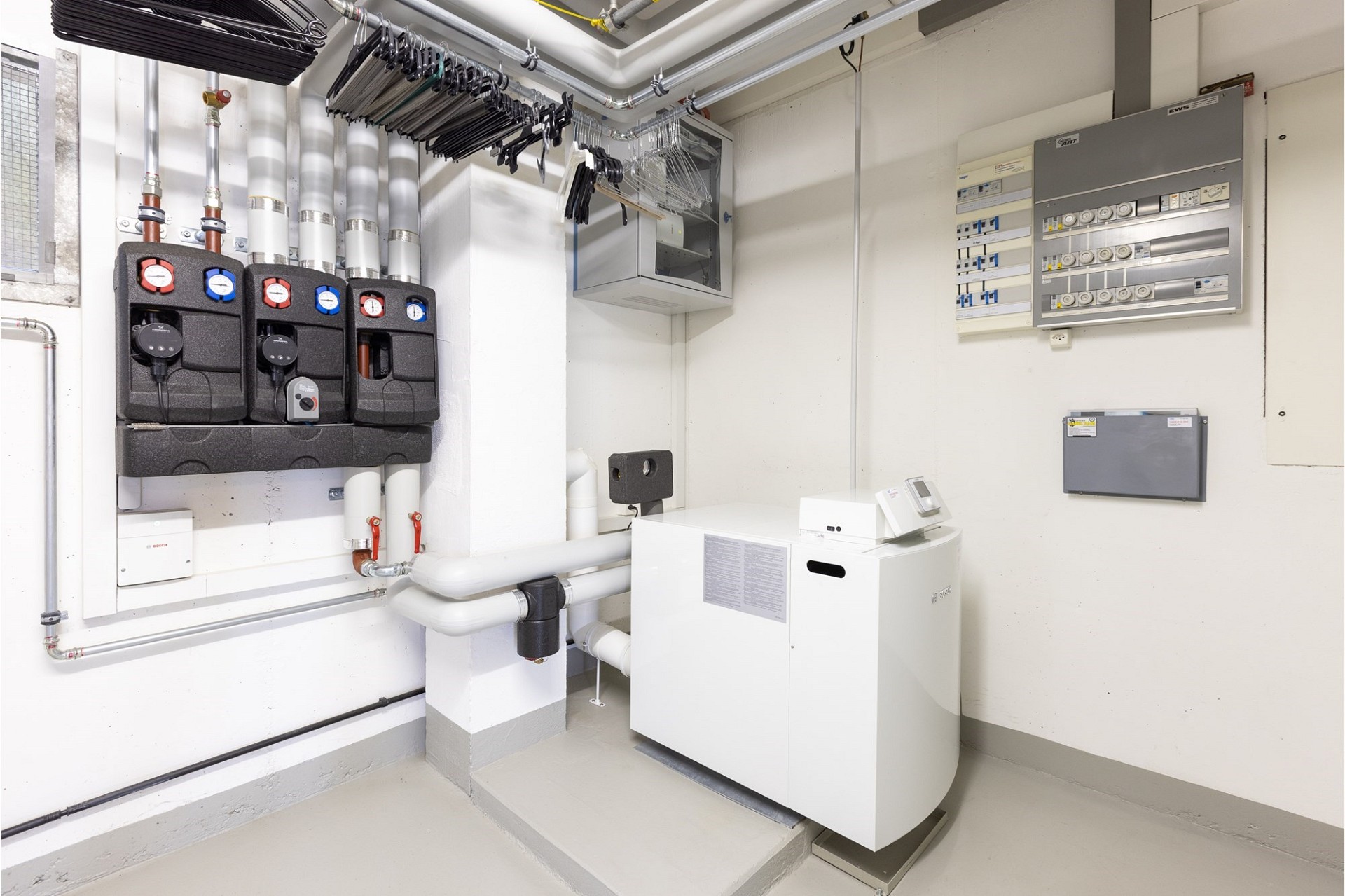 Technikraum mit Heizungs- und Elektroanlagen
