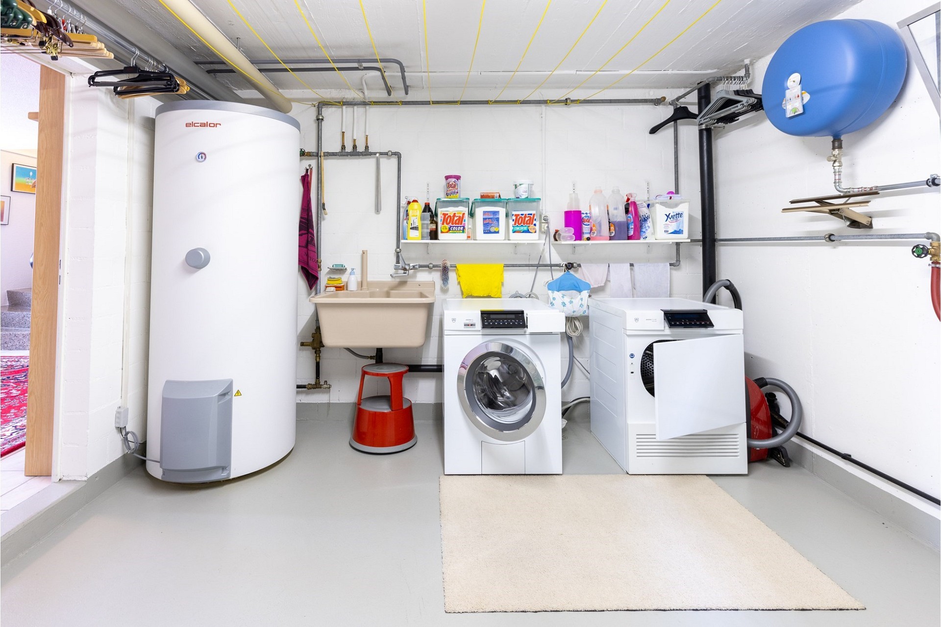 Hauswirtschaftsraum mit Technik und Waschgeräten