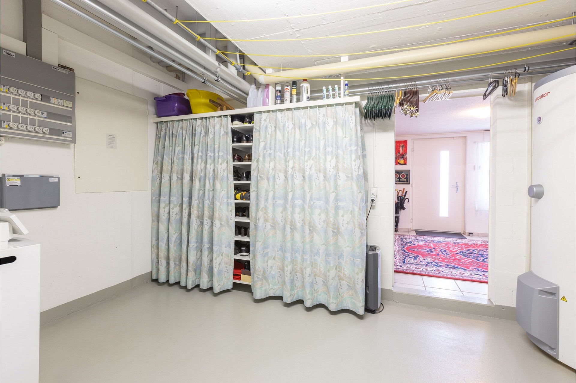 Abstellraum mit Garderobe im Keller