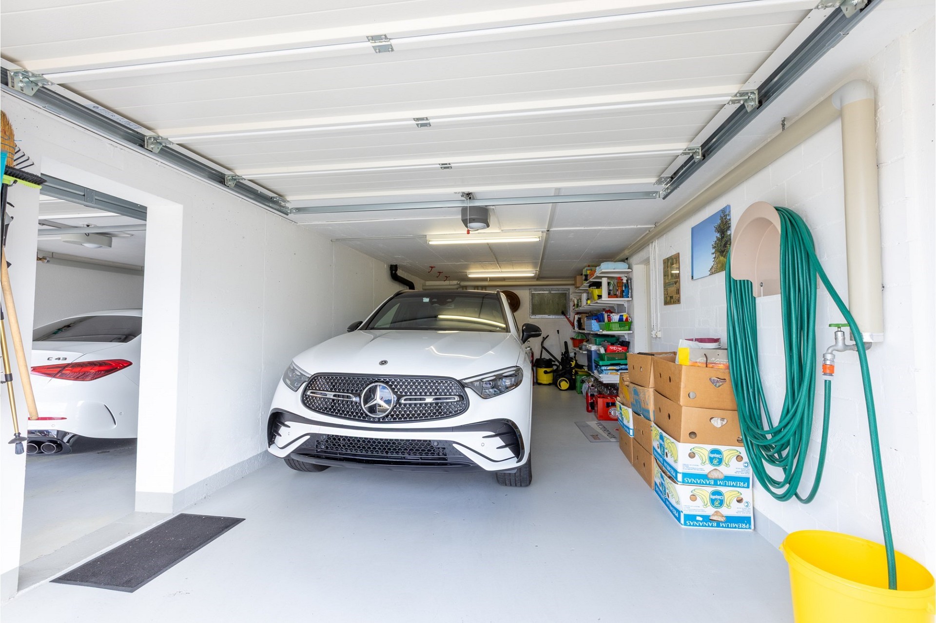 Garage mit zwei Fahrzeugen und Abstellbereich