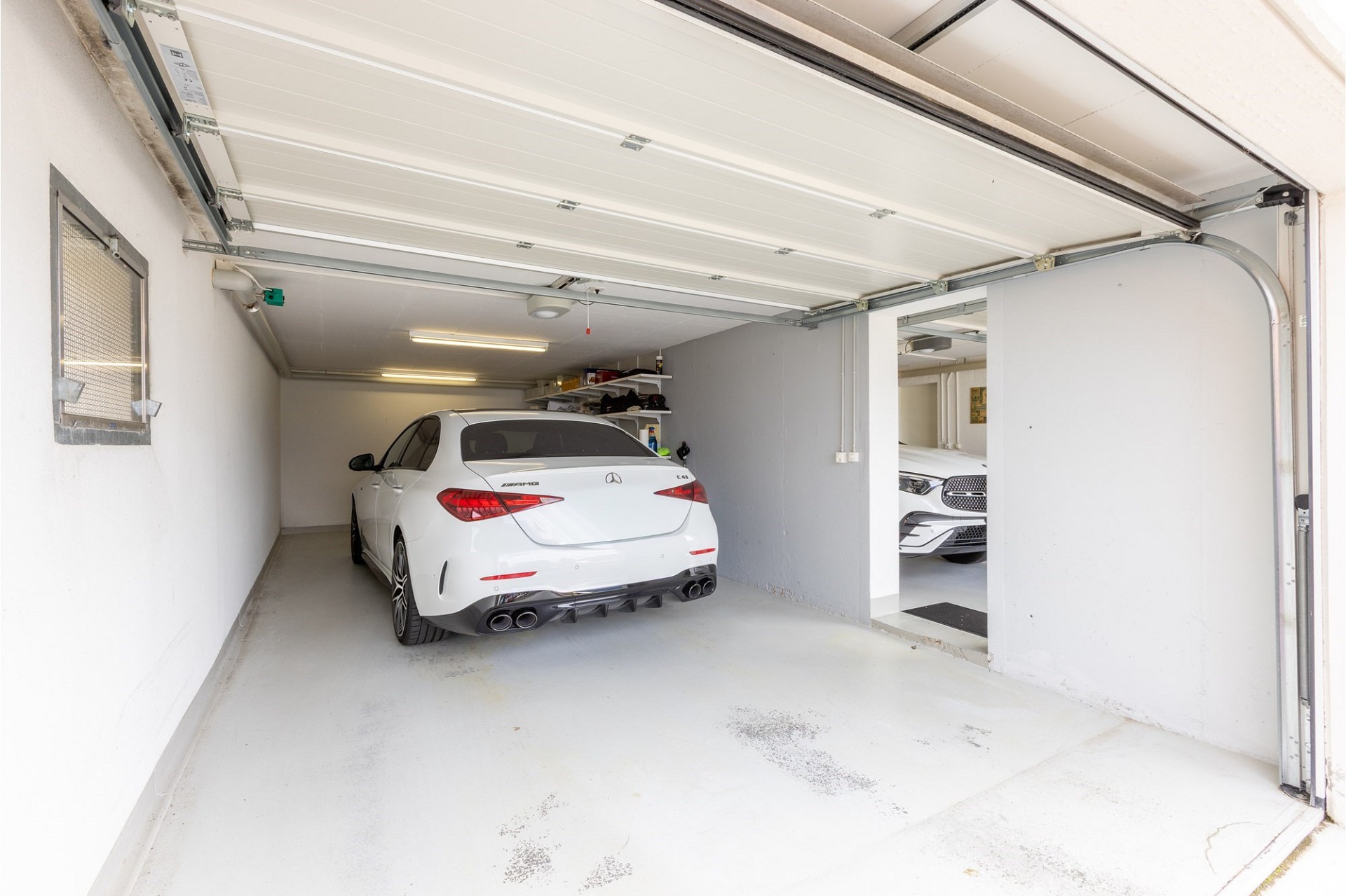 Doppelte Garage mit Fahrzeugen