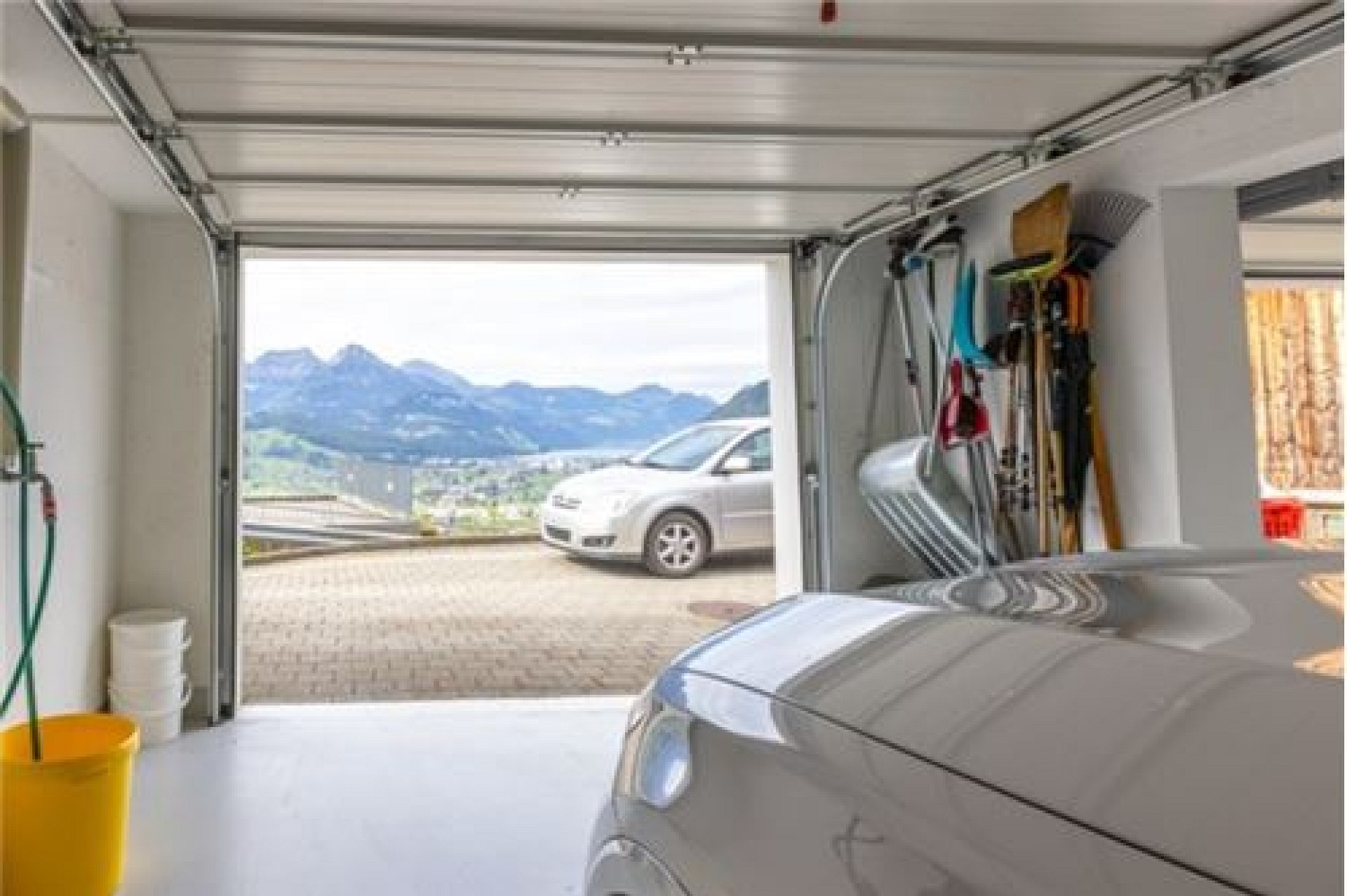 Offene Garage mit Bergblick