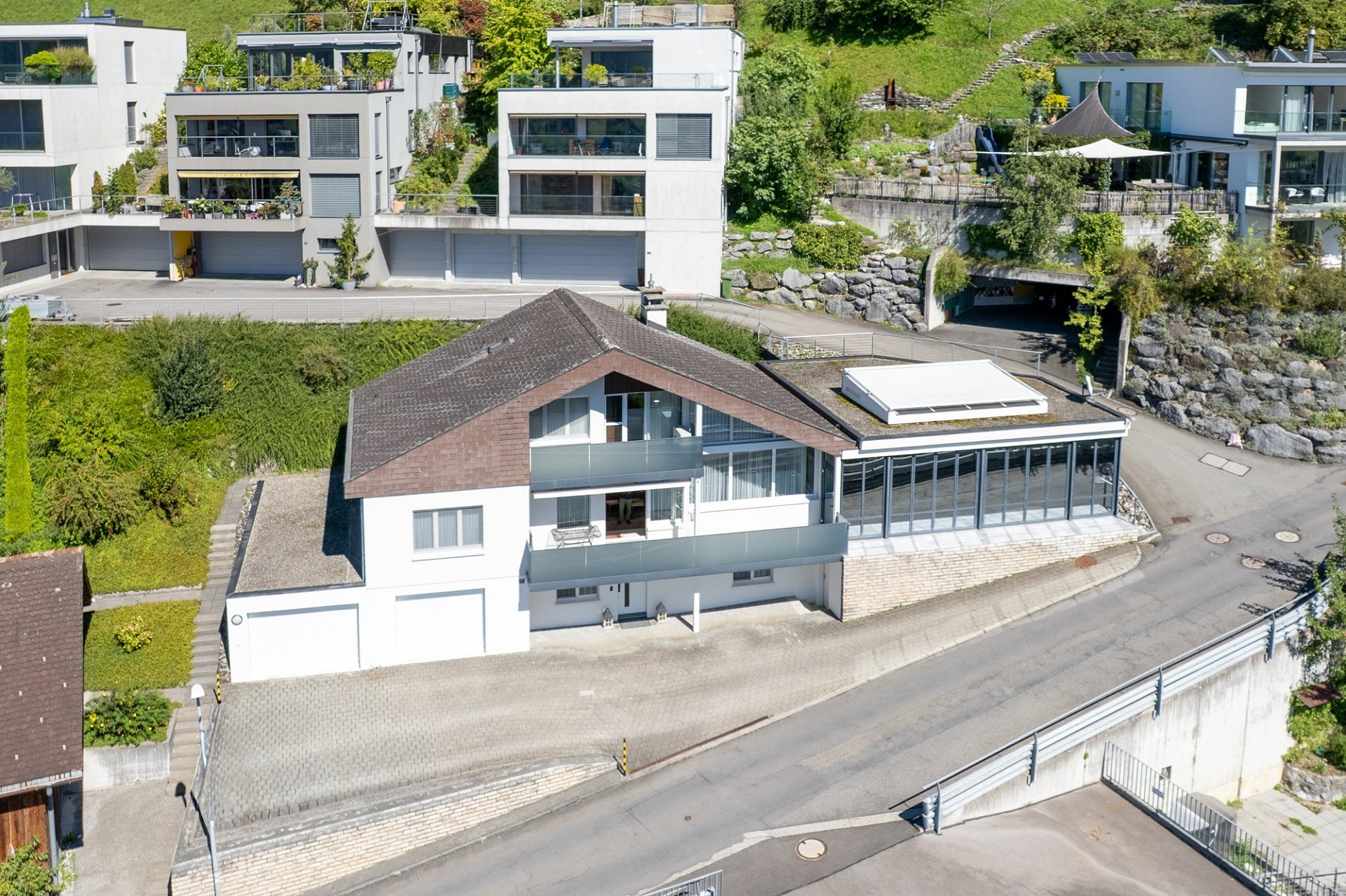 Luftaufnahme eines modernen Wohnhauses in Hanglage