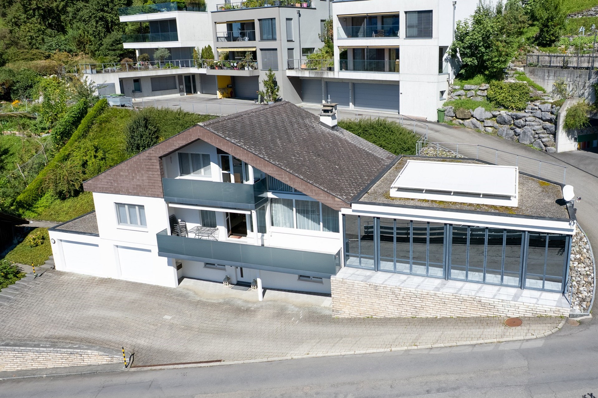 Moderne Villenansicht mit Hanglage