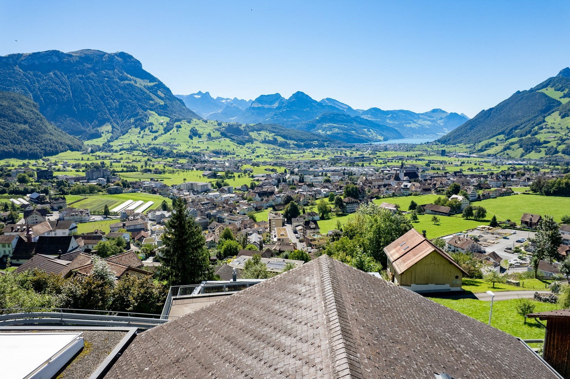 Alpenpanorama über einer Ortschaft