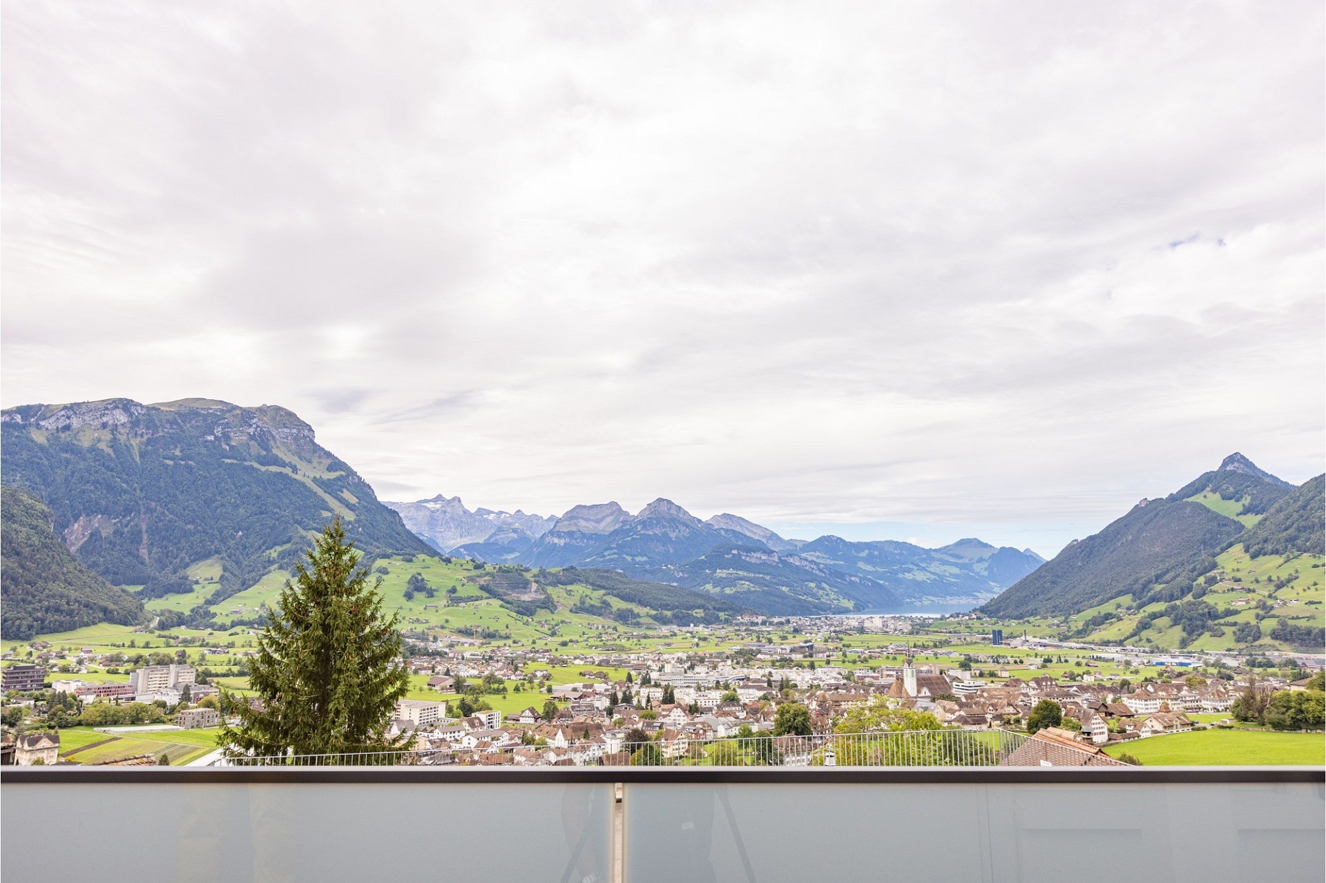Alpenpanorama mit Tal und Stadtblick