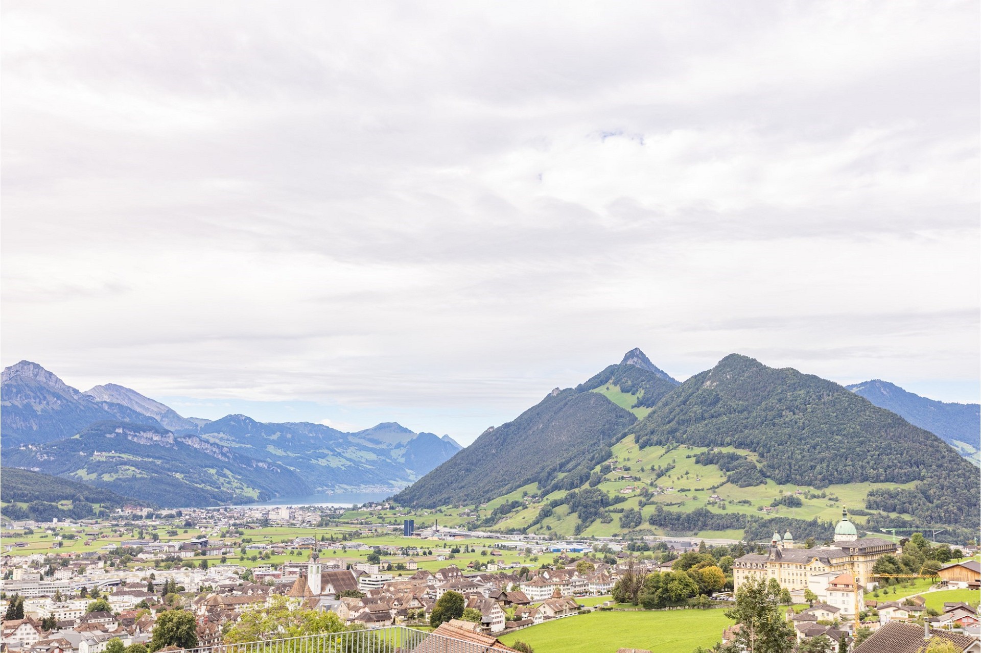 Panoramablick über Stadt und Berge