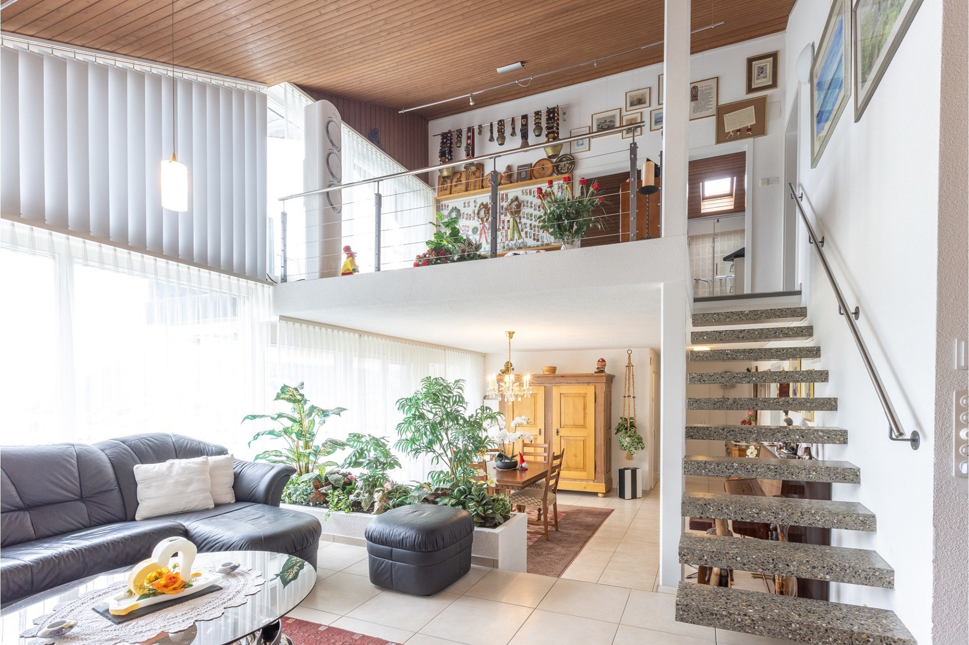 Offener Wohnbereich mit Galerie und Treppe