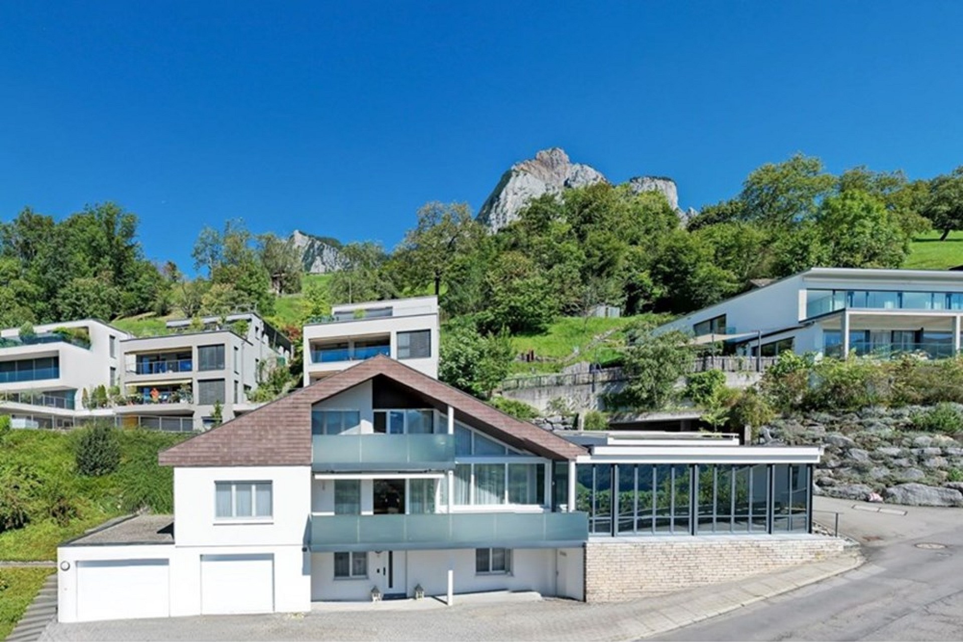 Moderne Villa in Hanglage mit Bergblick