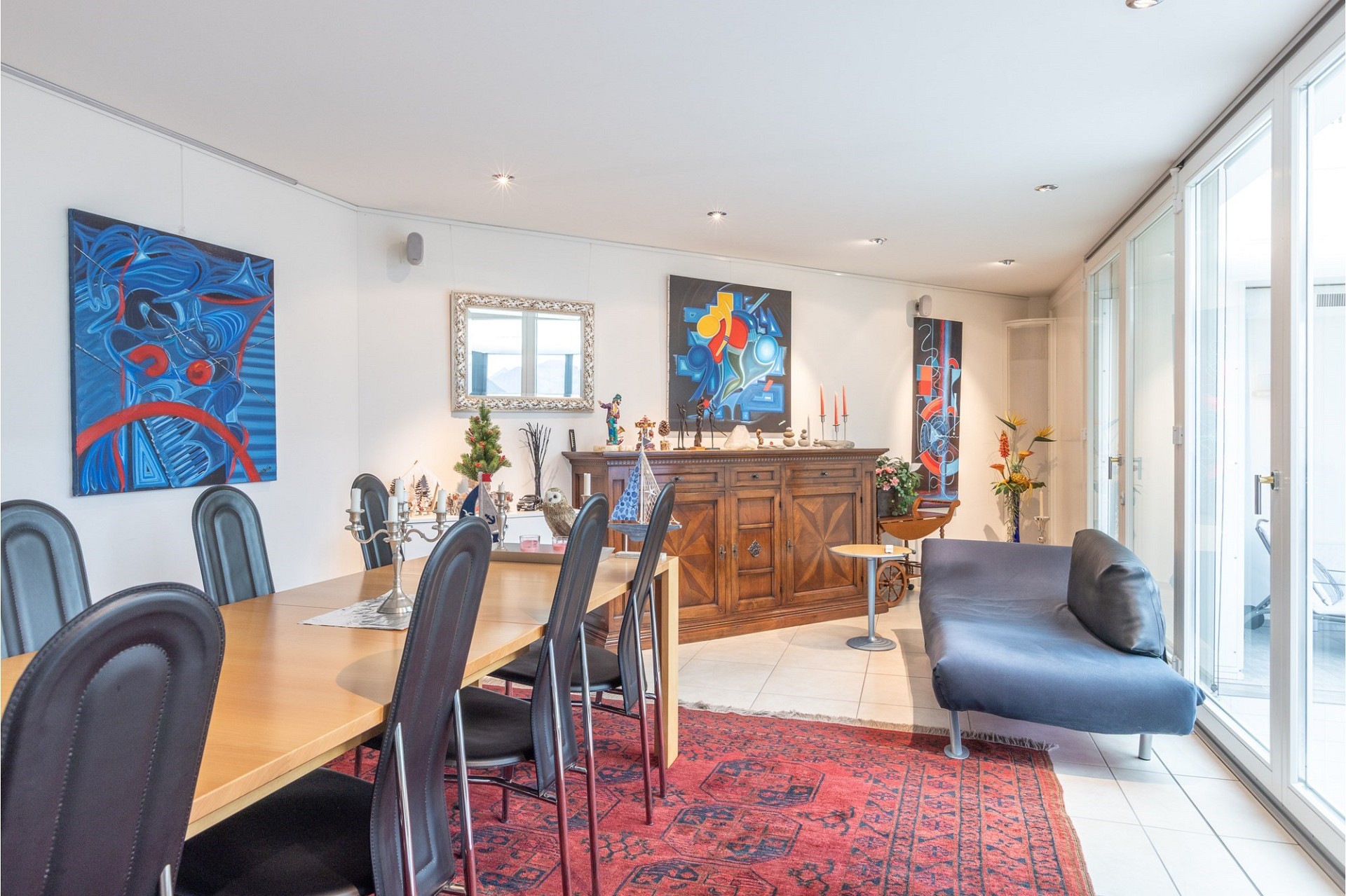Esszimmer mit Kunst und verglastem Zugang