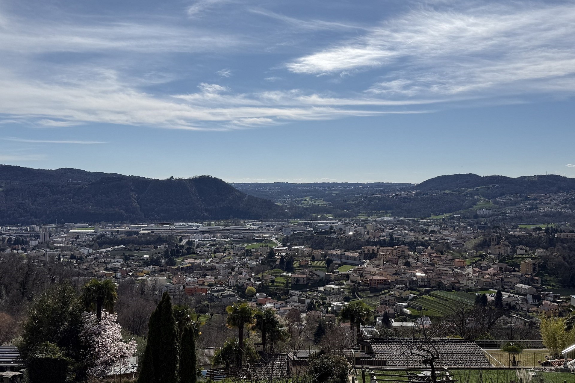 Panoramablick über Stadt und Tal