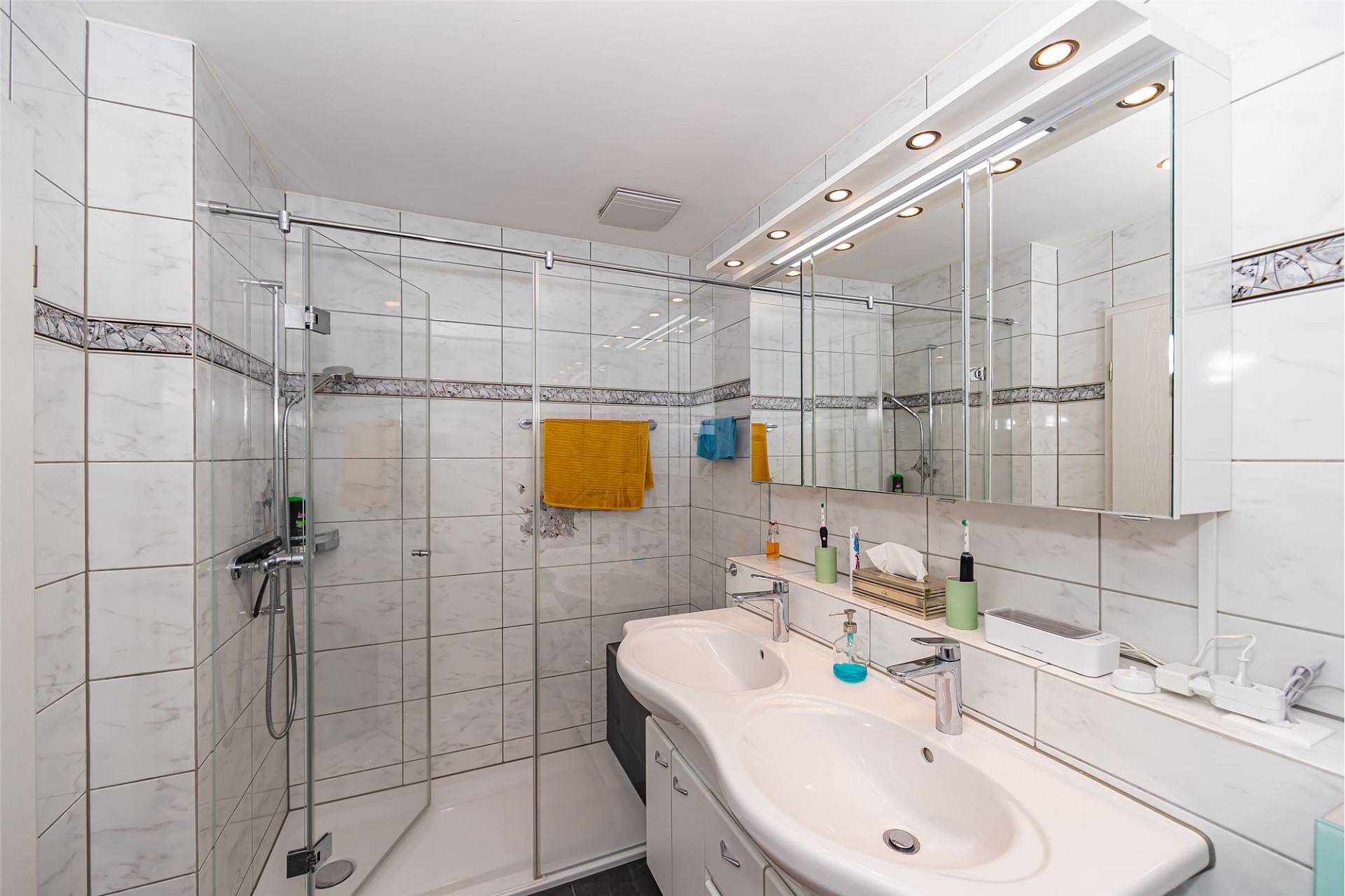 Modernes Badezimmer mit Doppelwaschbecken und begehbarer Dusche