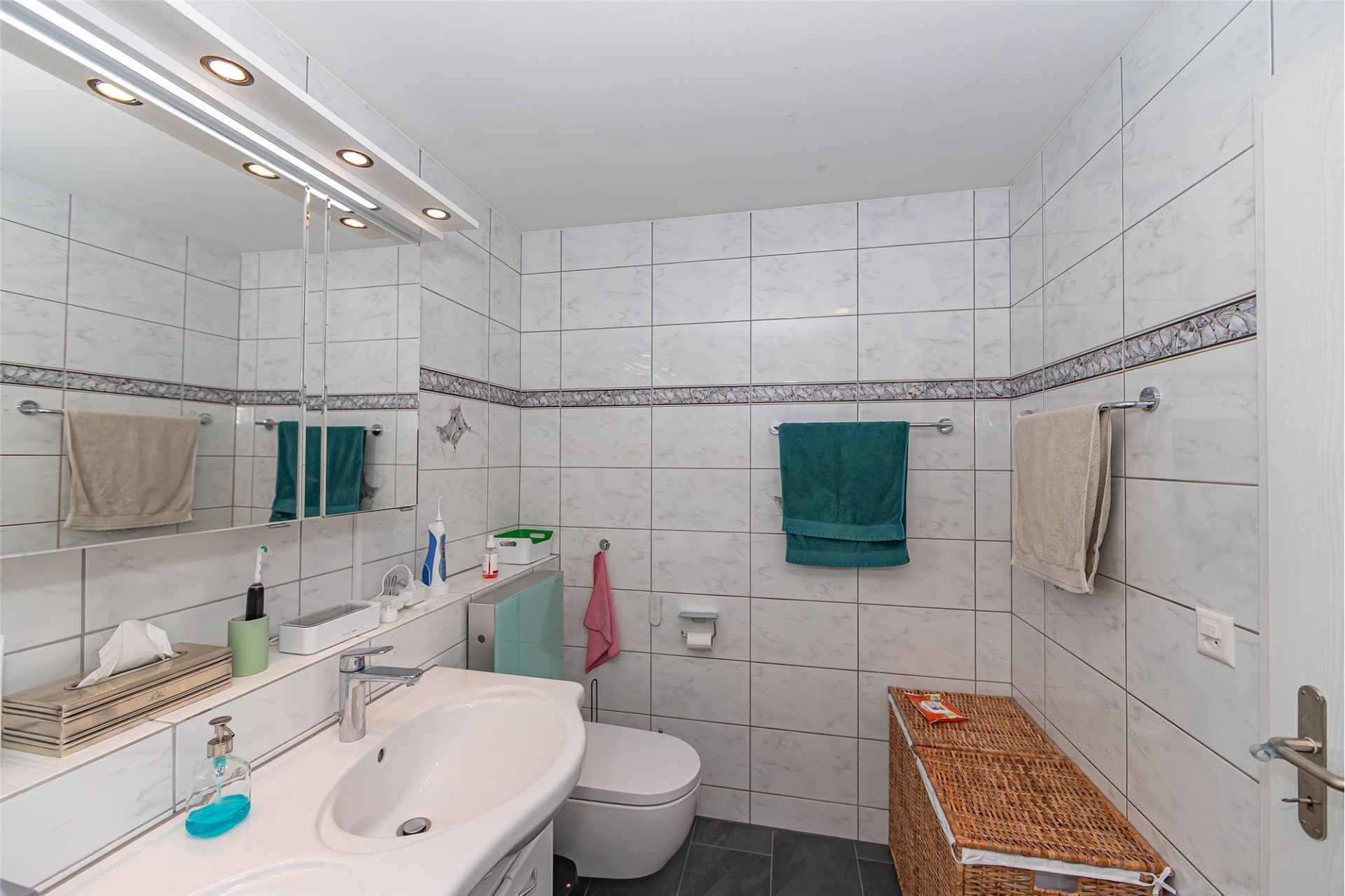 Modernes Badezimmer mit WC und großem Waschtisch