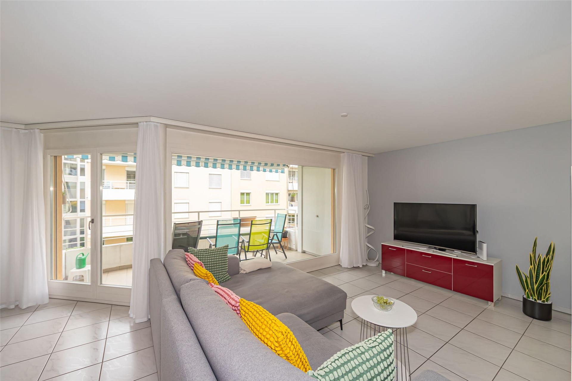 Helles Wohnzimmer mit Balkonblick