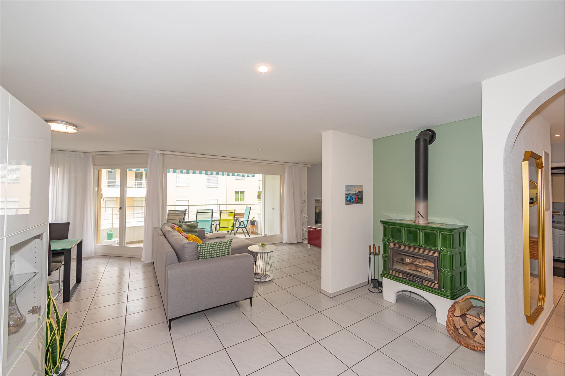 Helles Wohnzimmer mit Balkon und Kamin