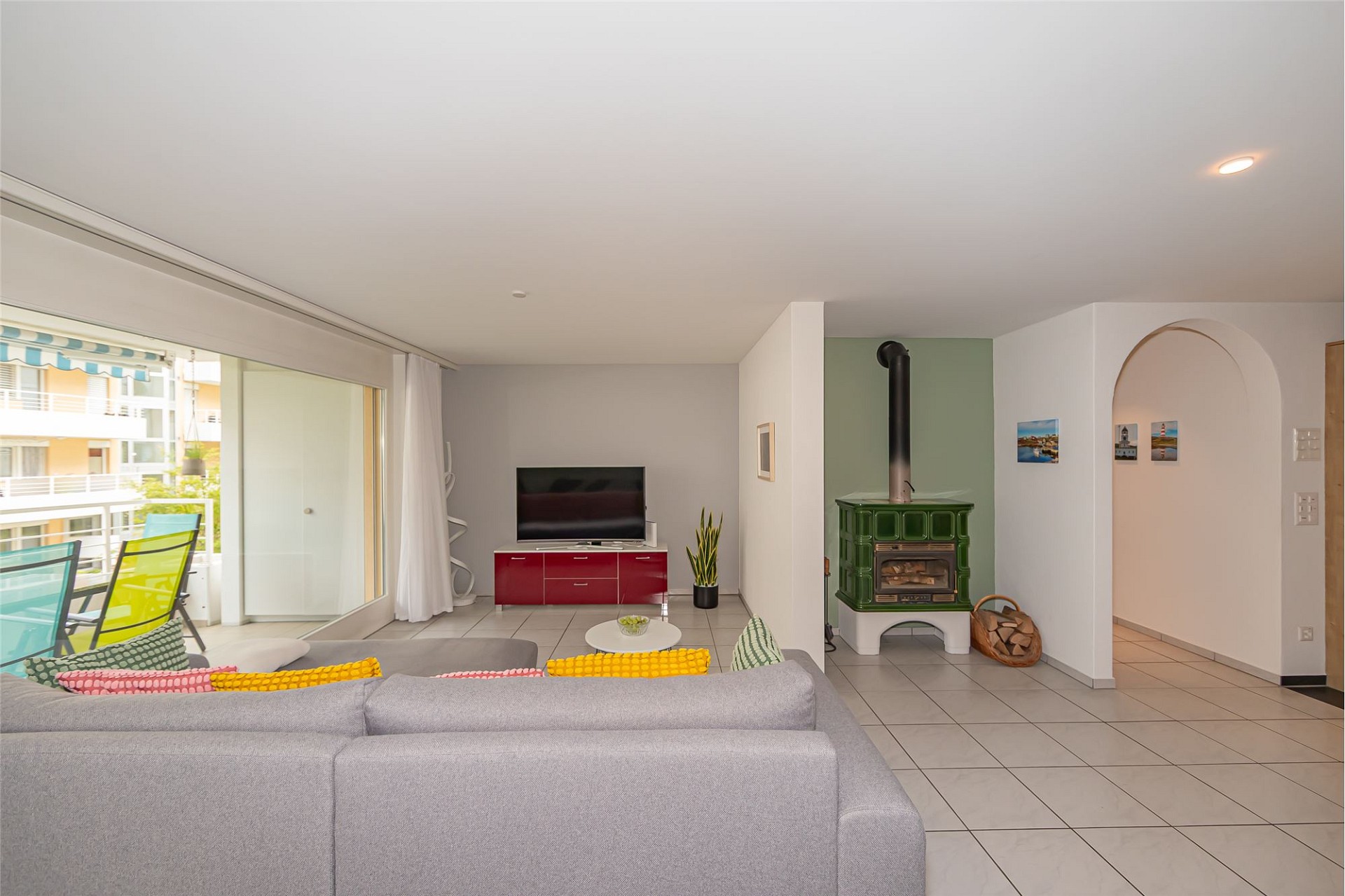 Offener Wohnbereich mit Balkon und Kamin