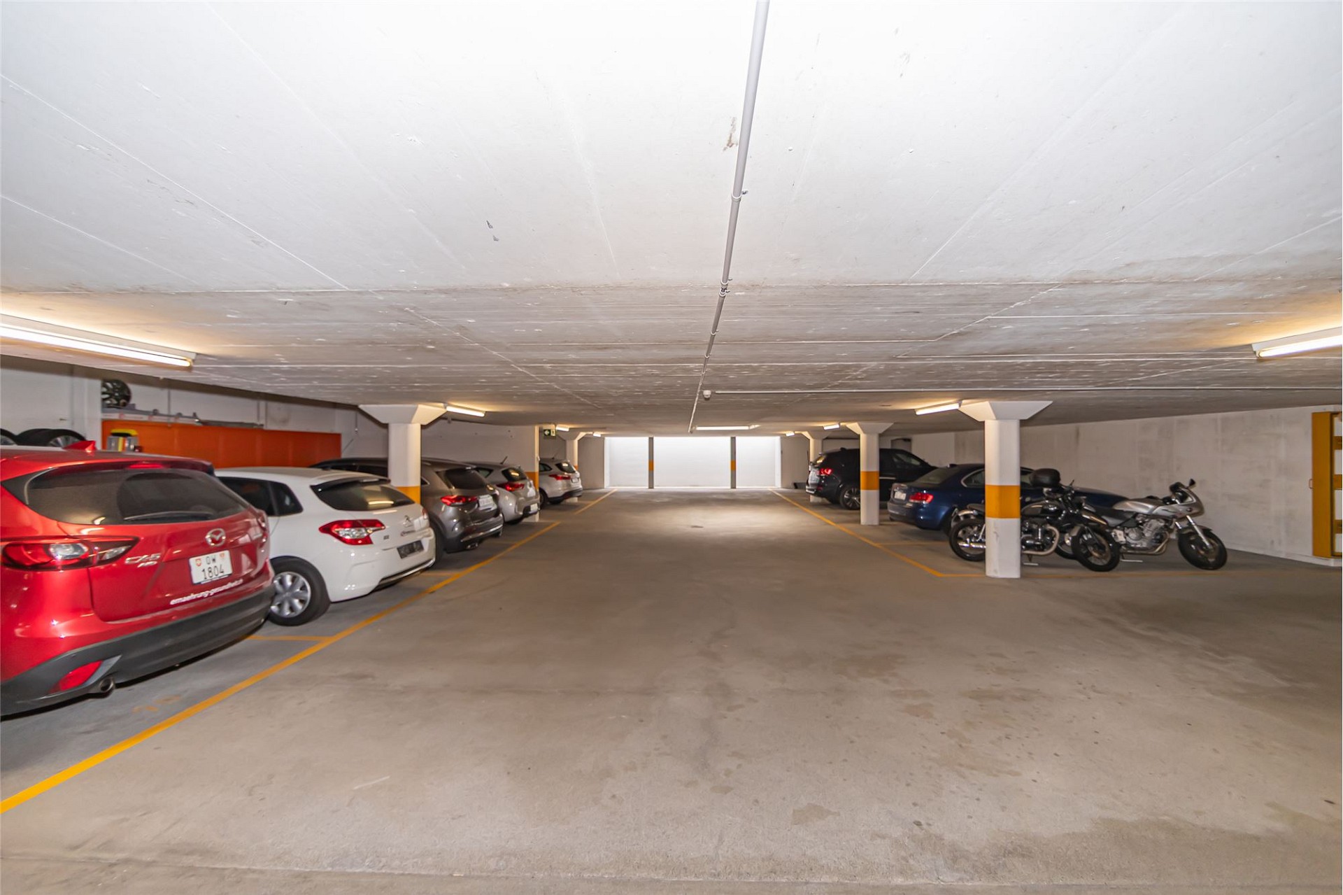 Tiefgarage mit mehreren Fahrzeugen