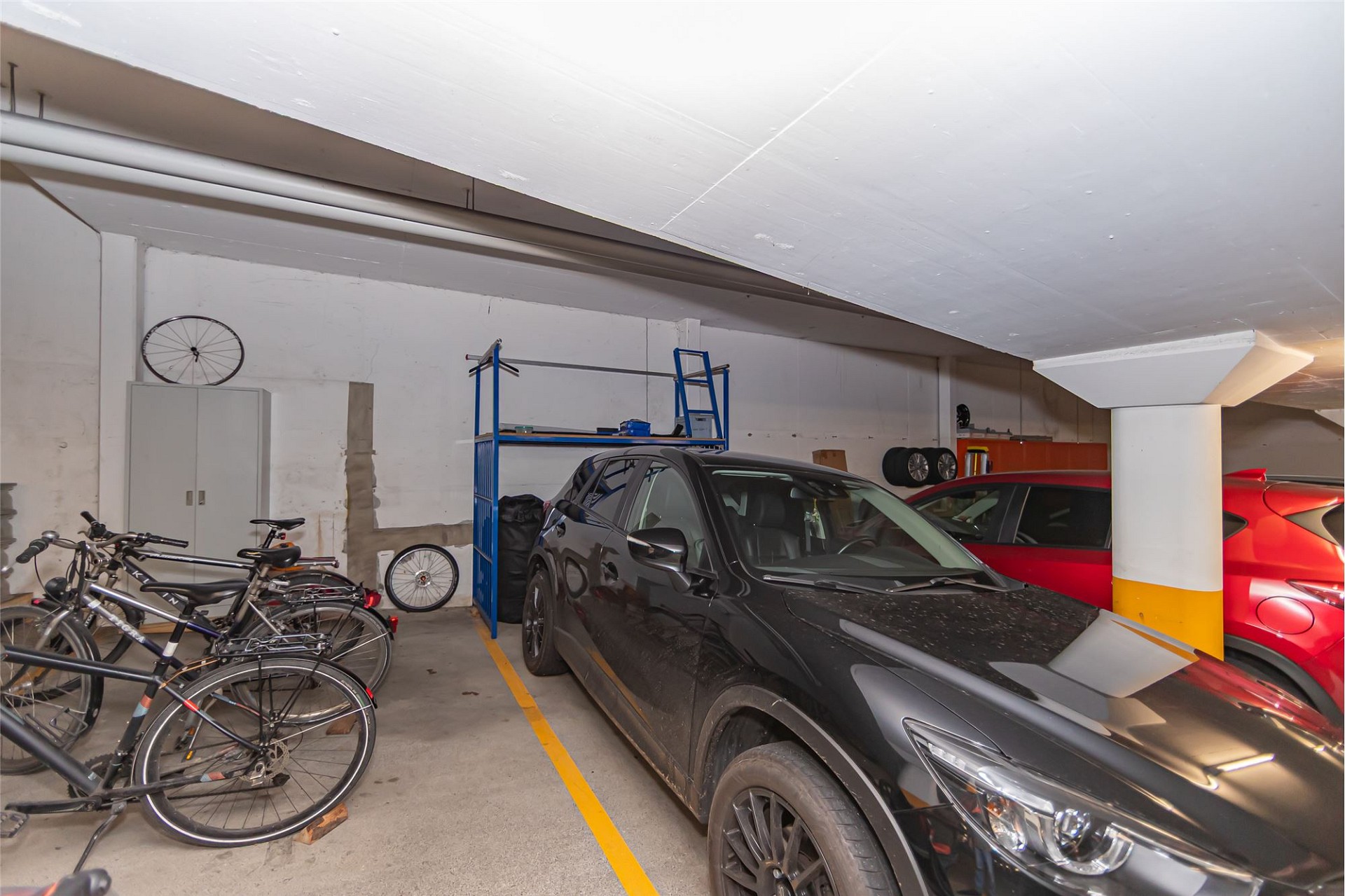Tiefgarage mit Fahrrädern und Autos