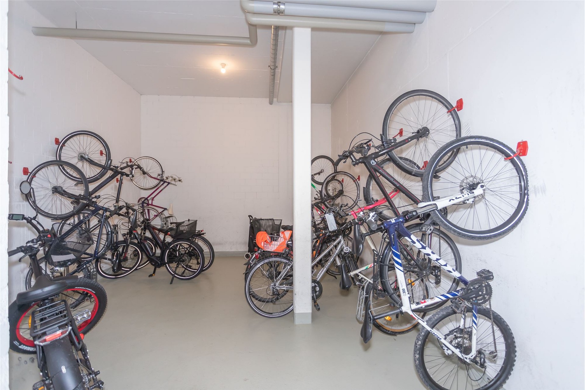 Fahrradkeller mit vielen abgestellten Fahrrädern
