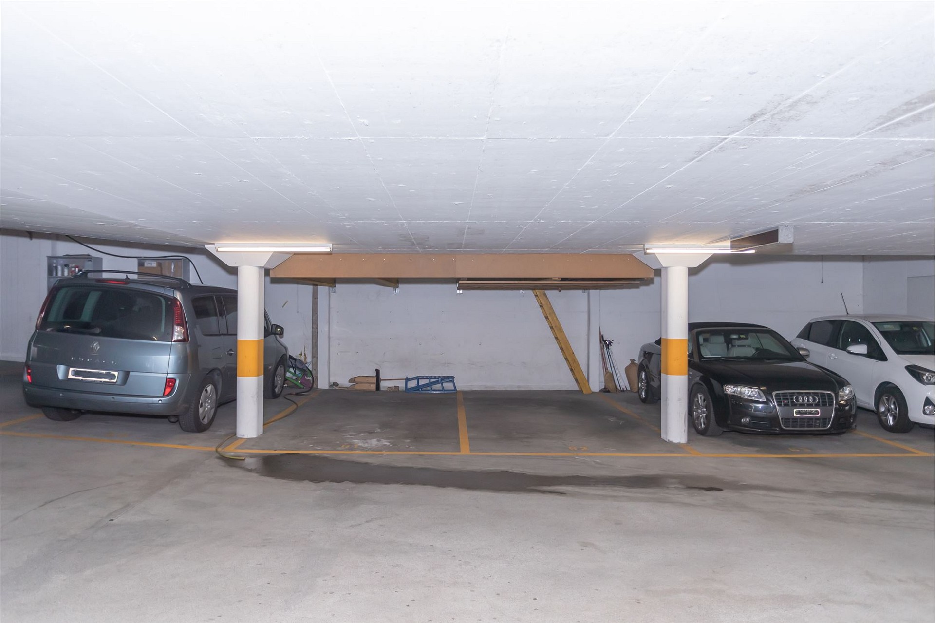 Tiefgarage mit geparkten Fahrzeugen