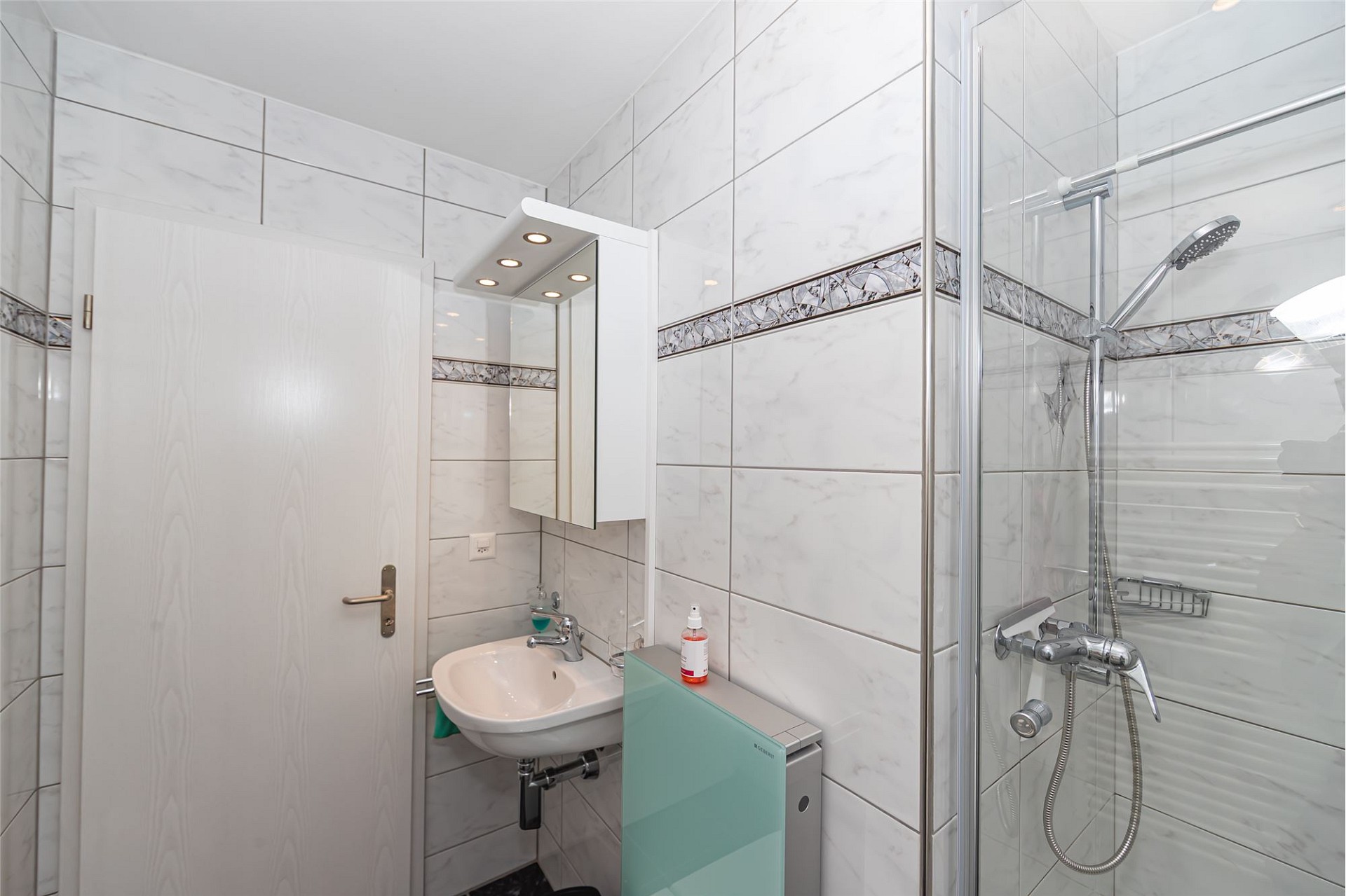 Kleines modern gefliestes Badezimmer mit Dusche