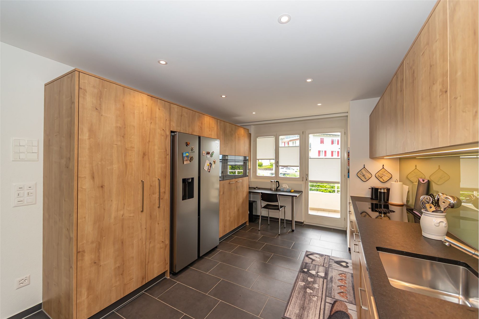 Moderne Küche mit Holzfronten