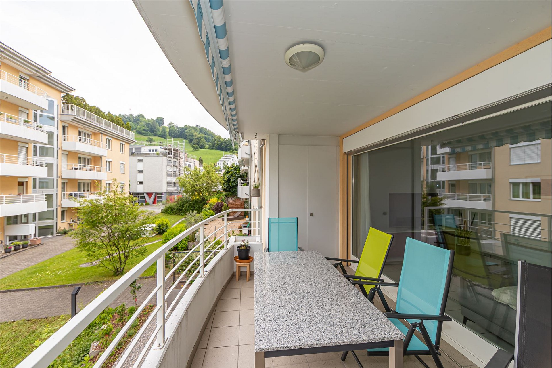 Balkon mit Tisch und Blick ins Grüne