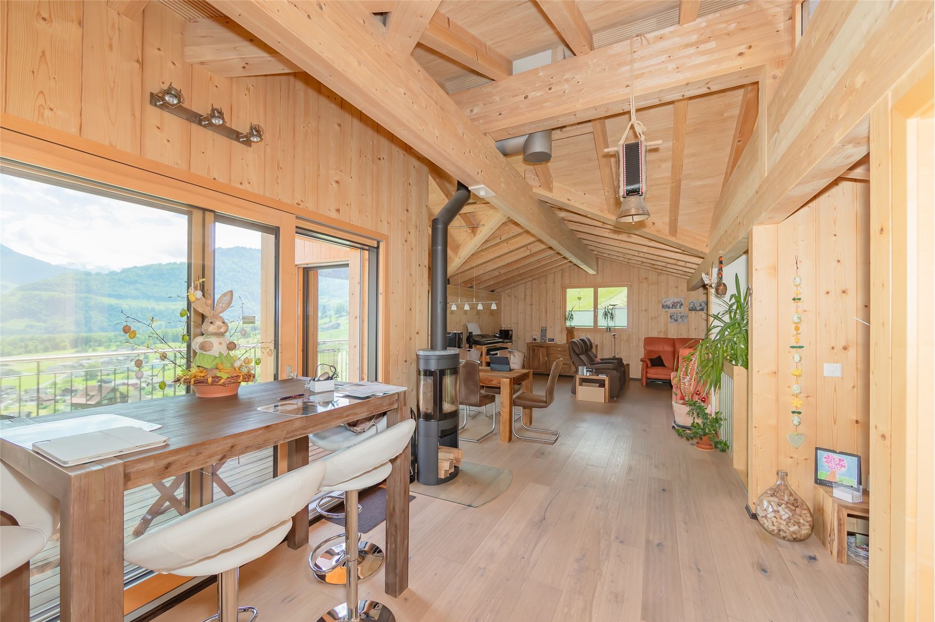 Helle Dachgeschoss-Wohnung mit viel Holz und Bergblick