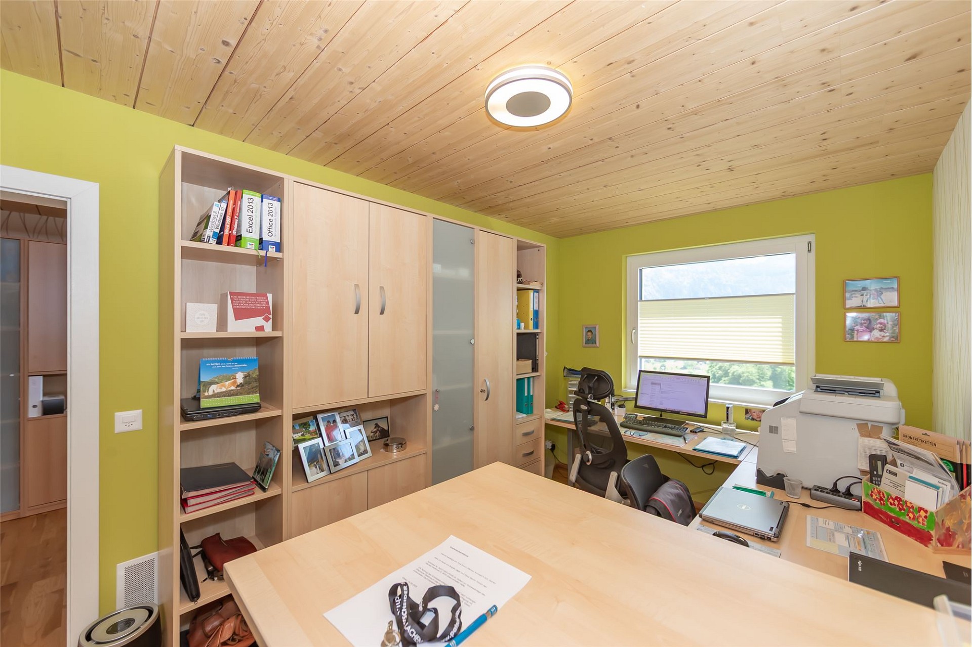 Büro mit Holzdecke und grünlichen Wänden