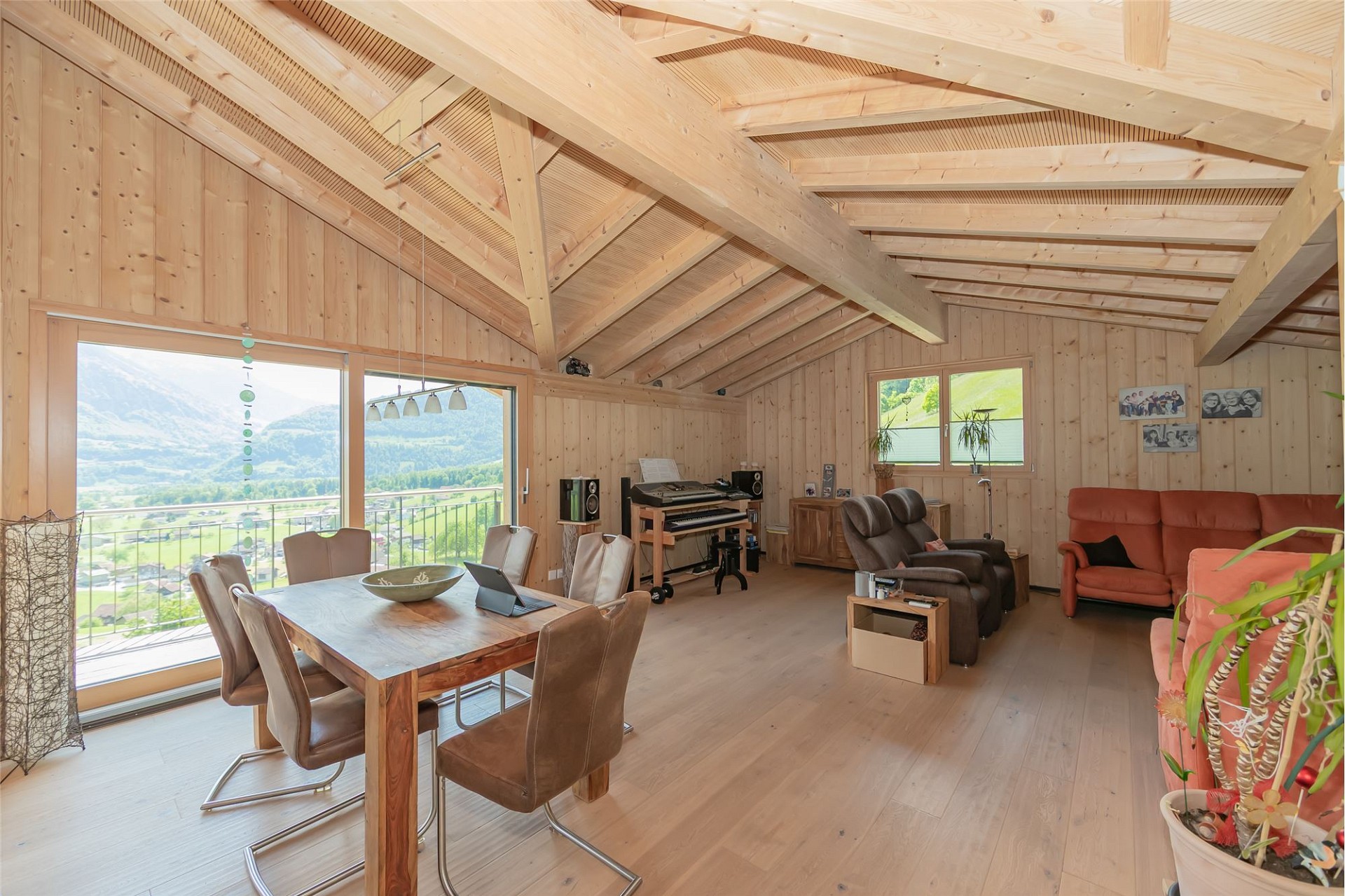 Offener Wohn- und Essbereich im Dachgeschoss mit Bergblick