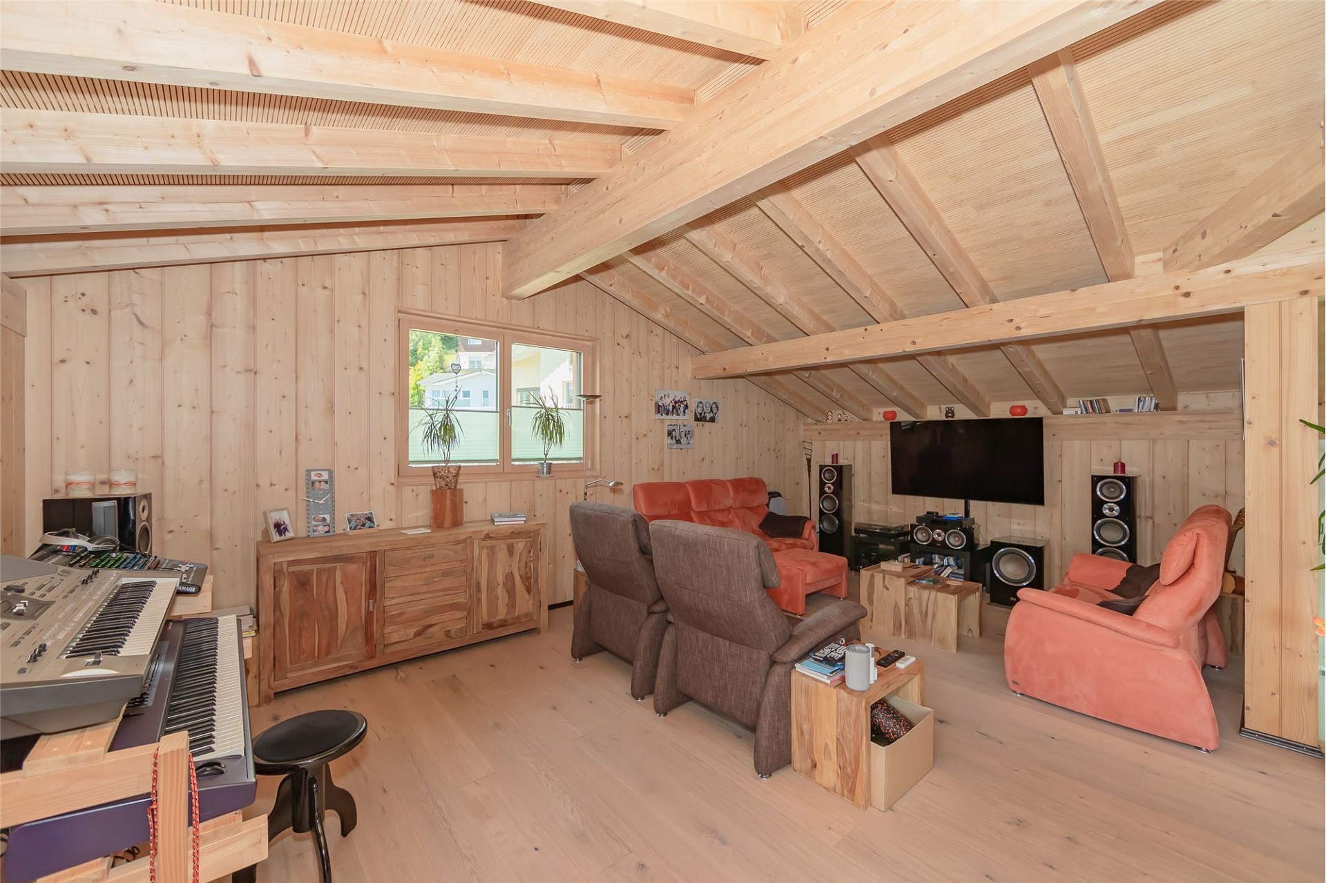 Gemütliches Dachgeschoss-Wohnzimmer mit Holzverkleidung
