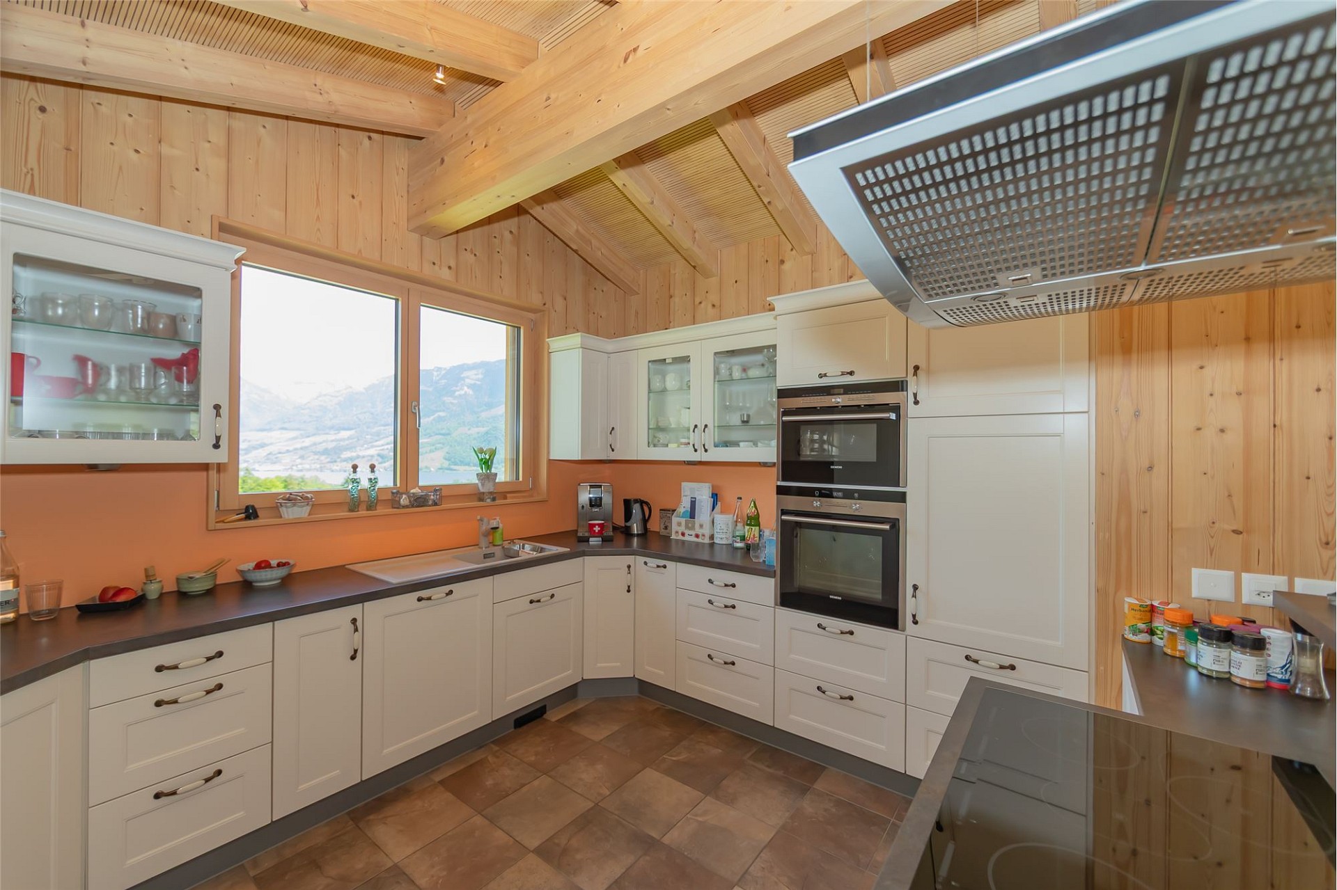 Helle Landhausküche mit Bergblick