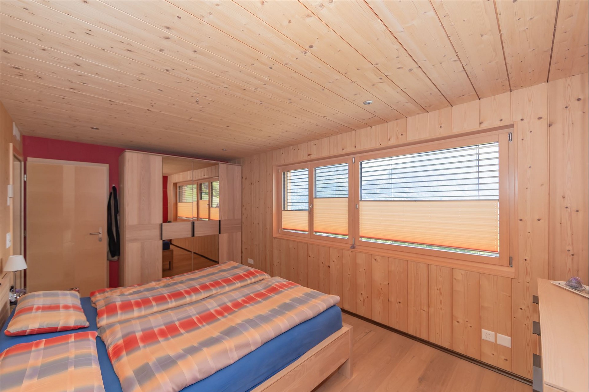 Schlafzimmer mit Holzverkleidung