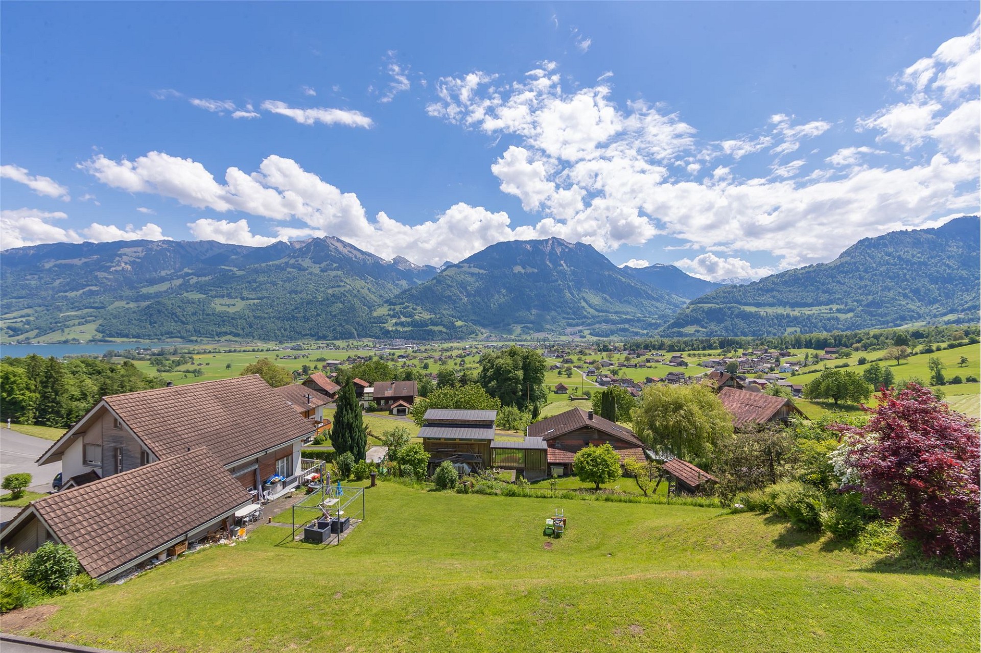Panoramablick auf ein Alpen- und Talgrundstück