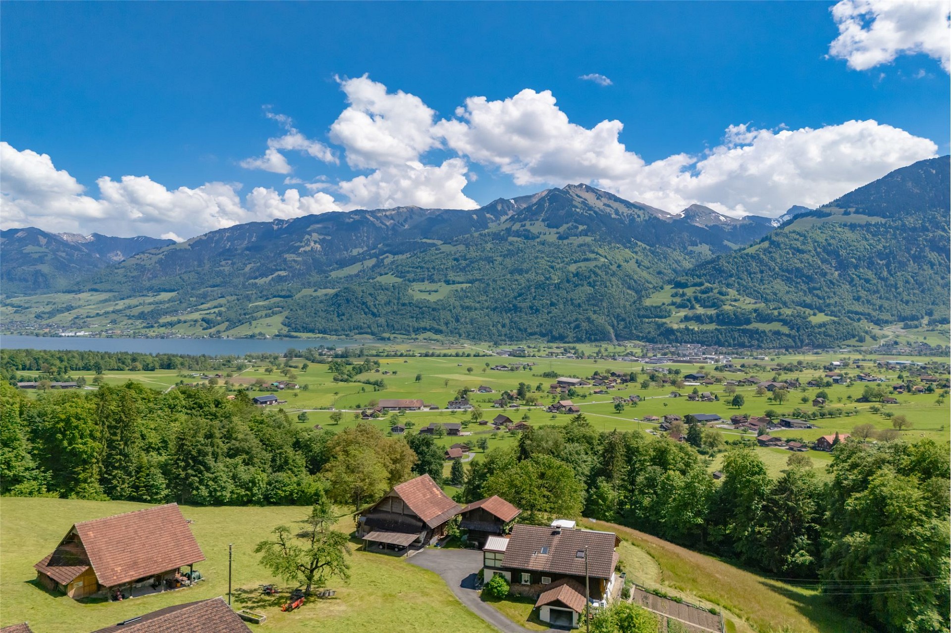 Alpenpanorama mit Tal und See