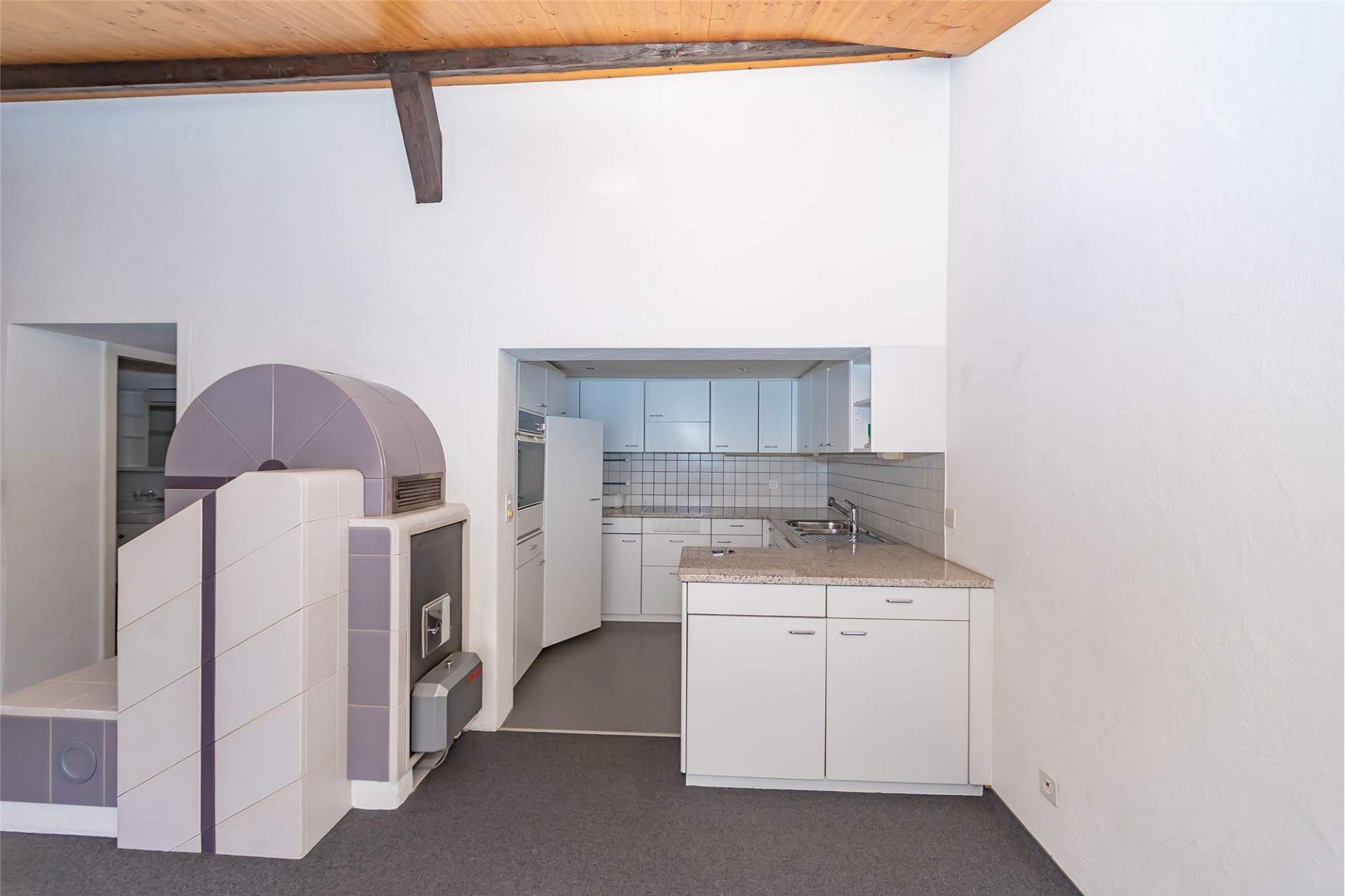 Küchenraum mit Sichtkamin und Wohnbereich