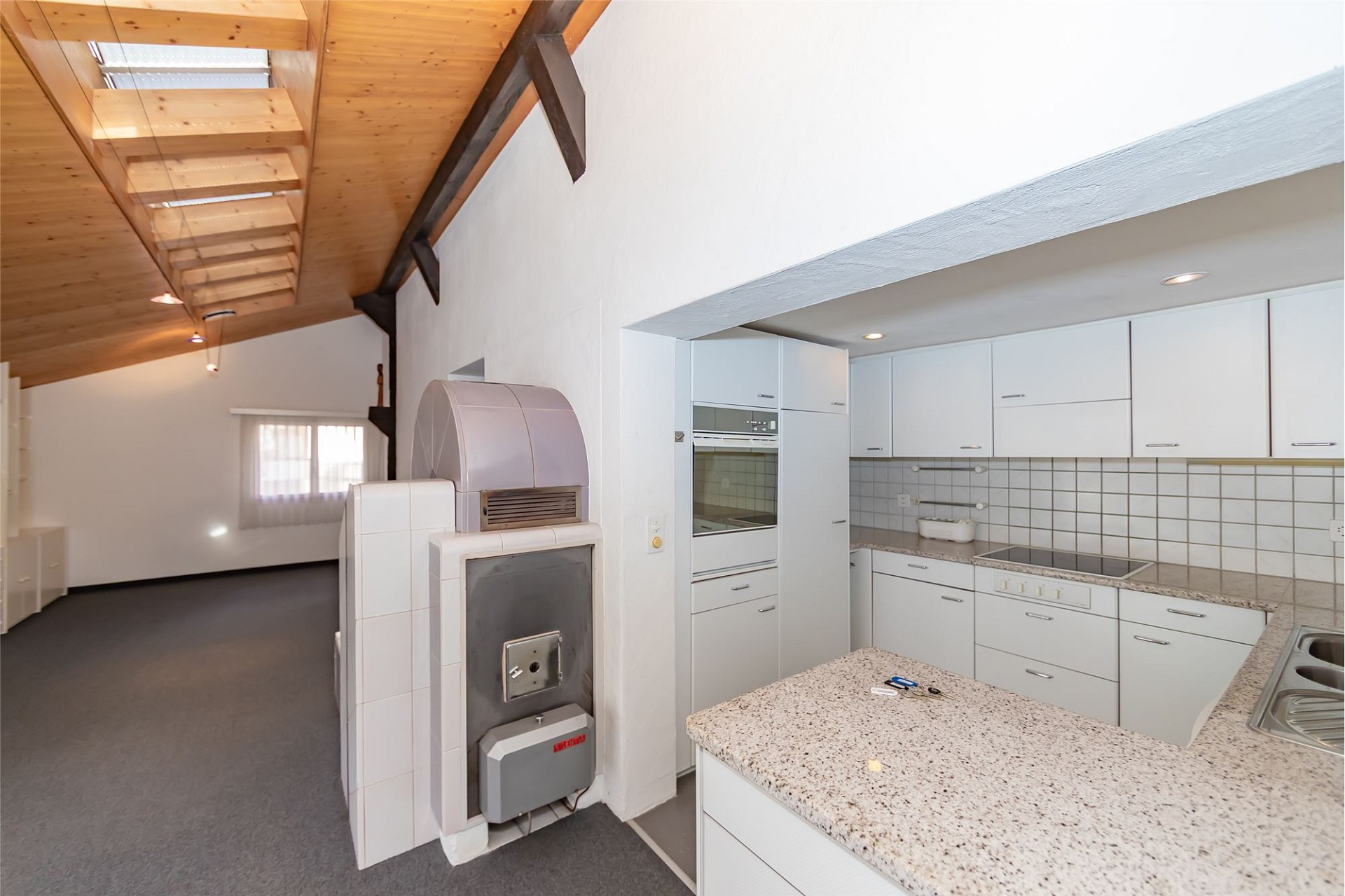 Offene Küche mit Wohnbereich und Holzdecke