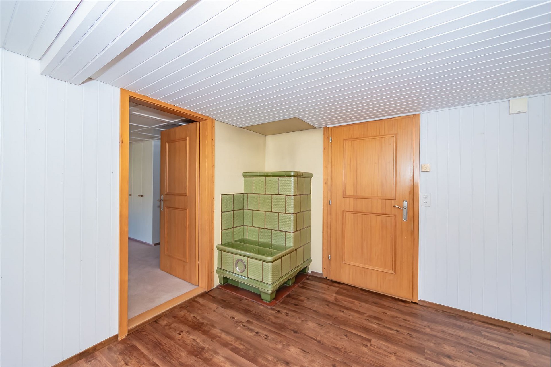 Ausgebauter Innenraum mit Holzofen