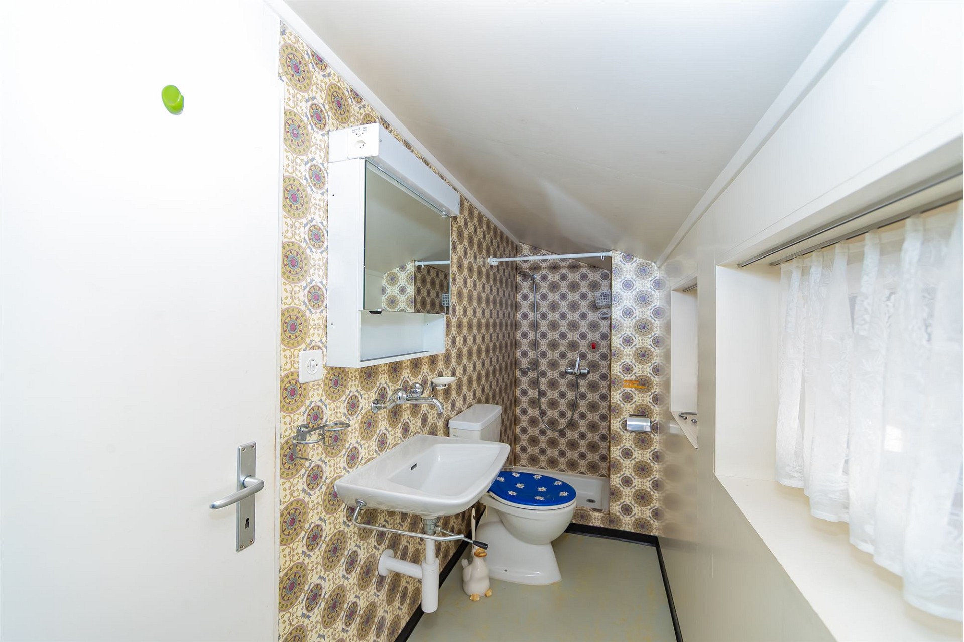 Kleines Badezimmer im Dachgeschoss