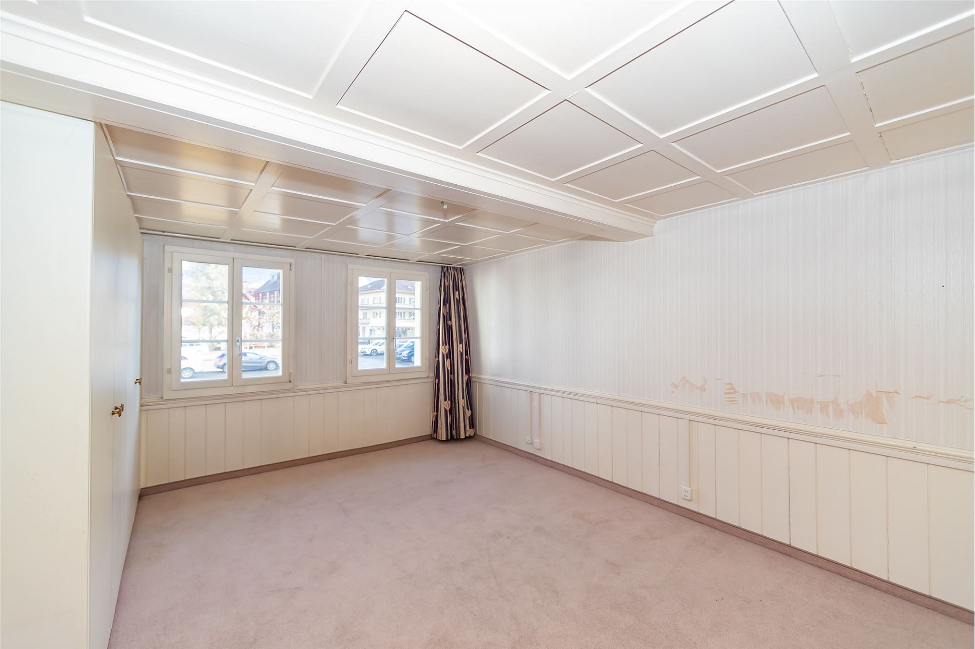 Leerer Wohnraum mit Tageslicht