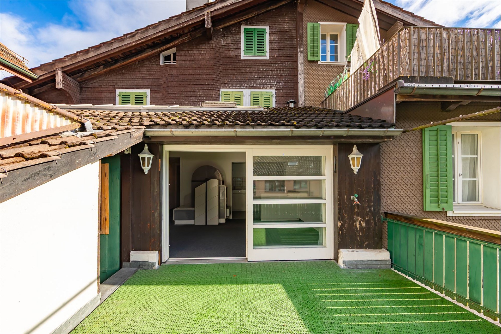 Terrasse mit rustikalem Gebäudeteil