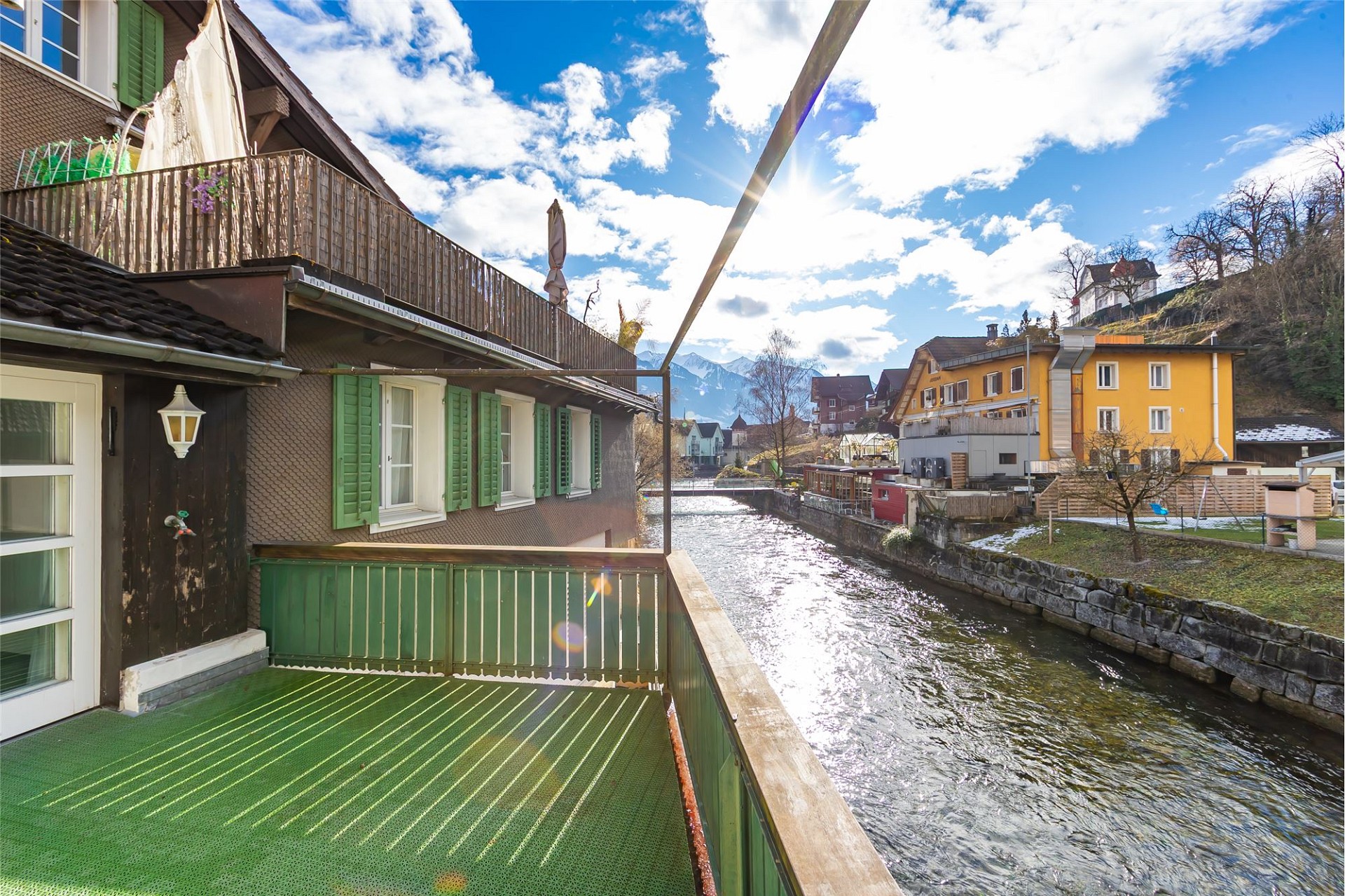 Balkon mit Flussblick