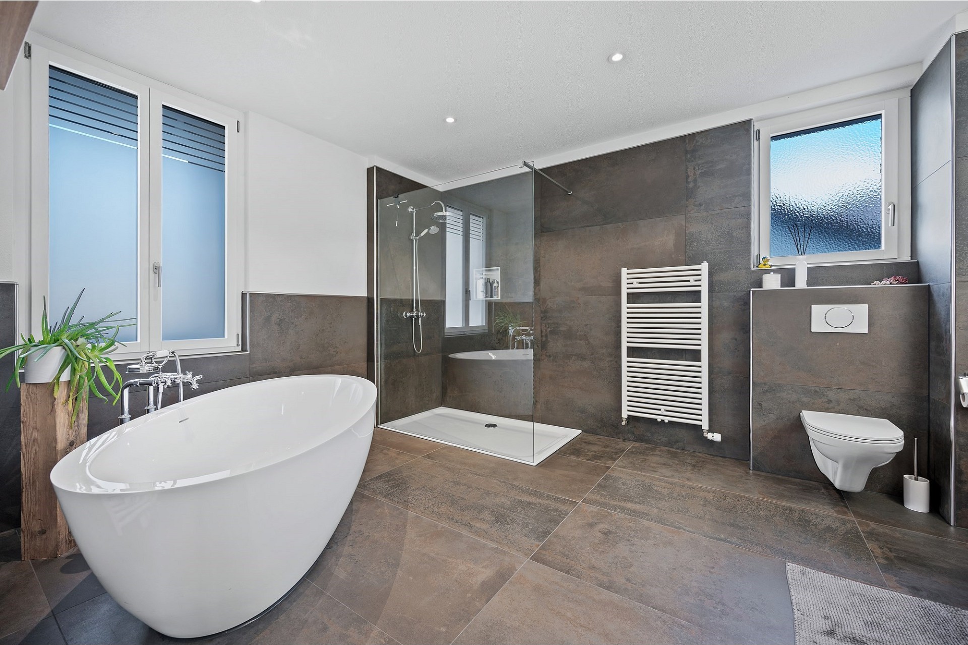 Modernes Badezimmer mit freistehender Badewanne und Walk-in-Dusche