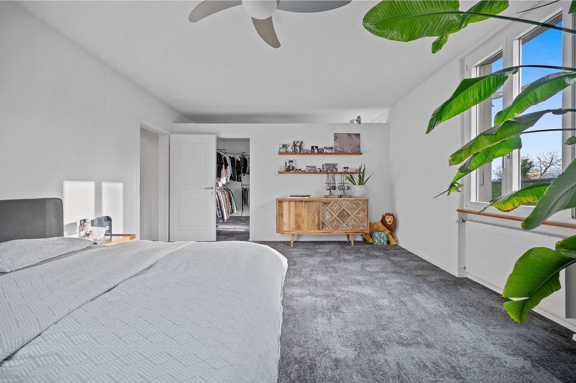 Helles Schlafzimmer mit Teppich und Ankleidebereich