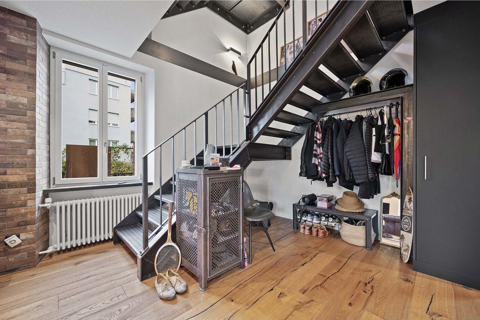 Moderner Eingangsbereich mit Treppe und Garderobe
