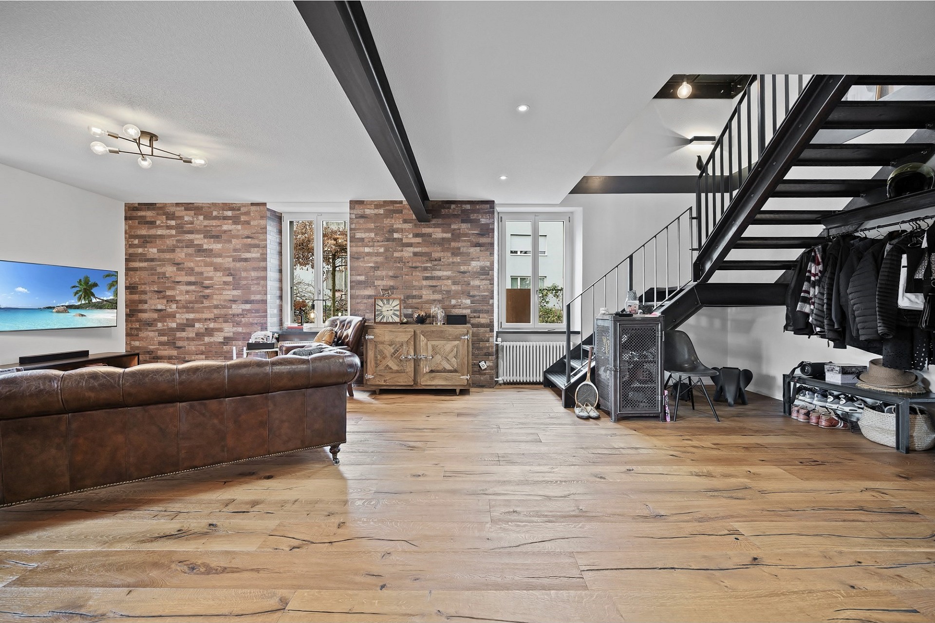 Offener Wohnbereich mit Treppe