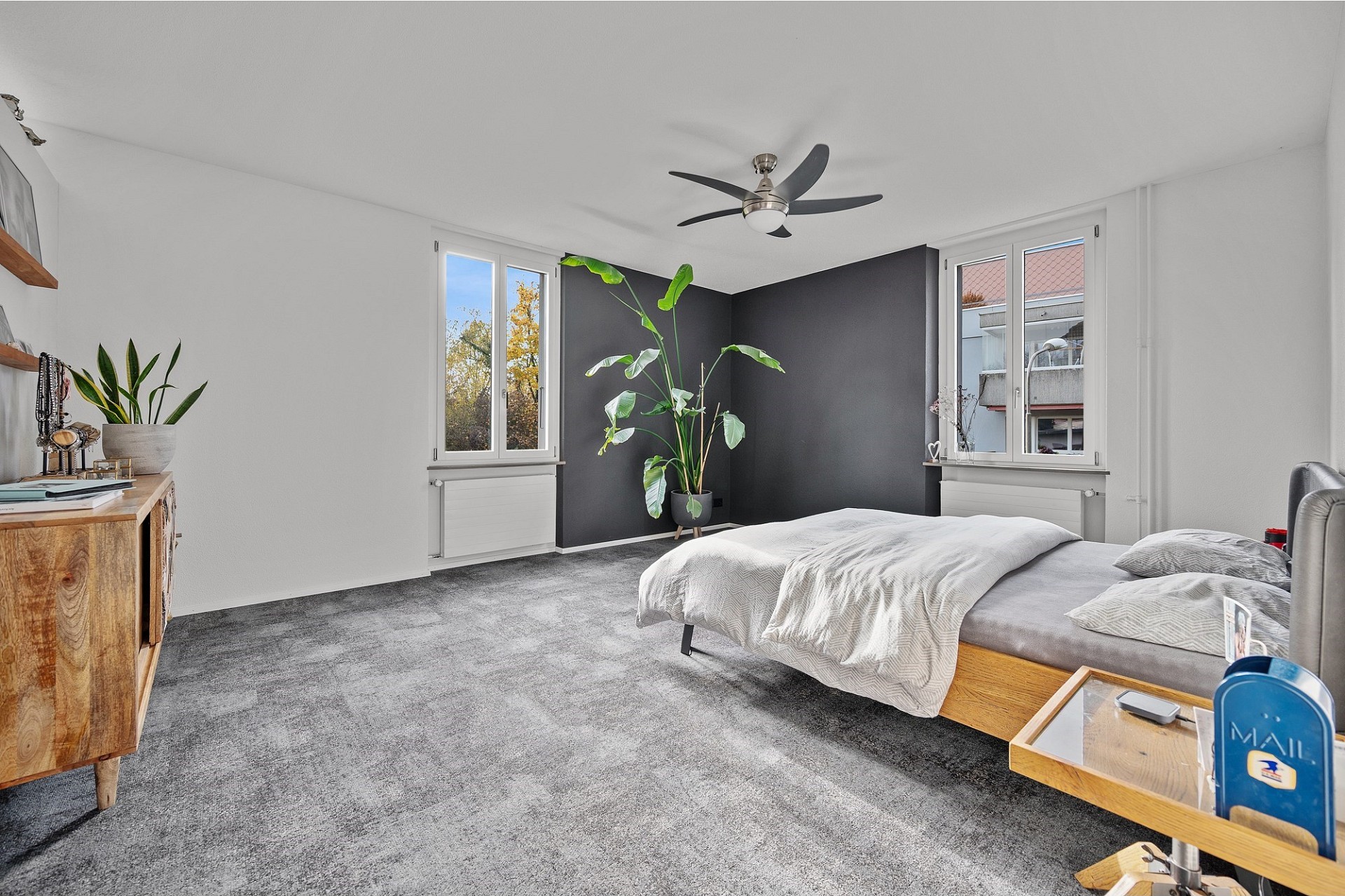 Modernes Schlafzimmer mit dunkler Akzentwand