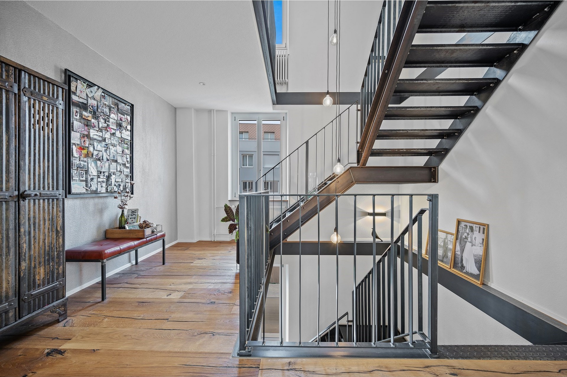 Modernes Treppenhaus mit Galerie